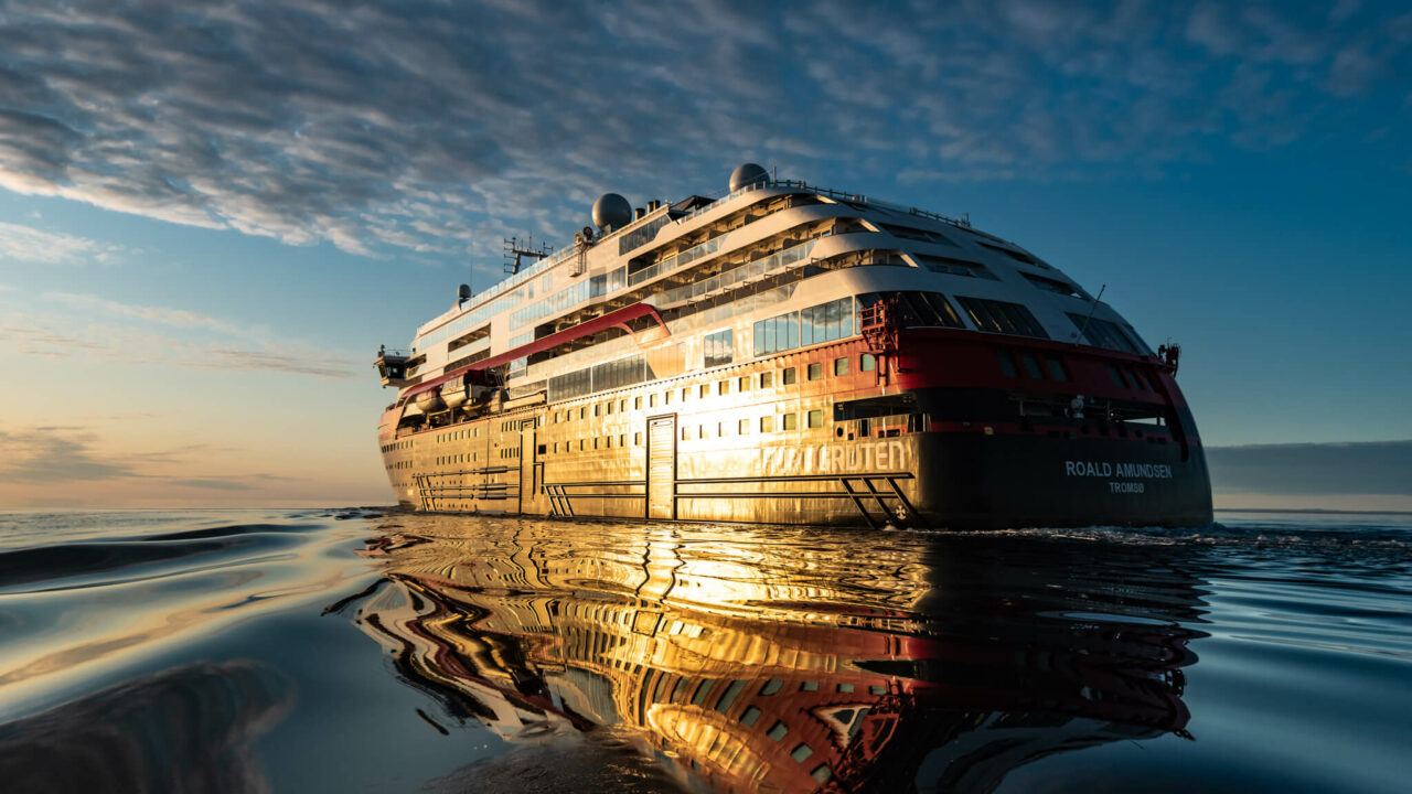 MS Roald Amundsen, Hurtigruten