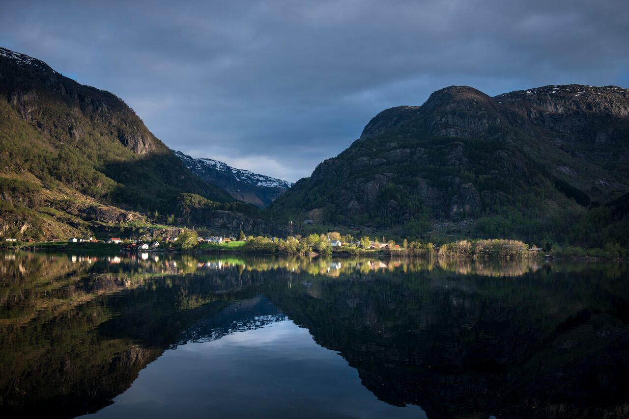 Oversiktsbilde over Suldal med fjell i bakgrunnen