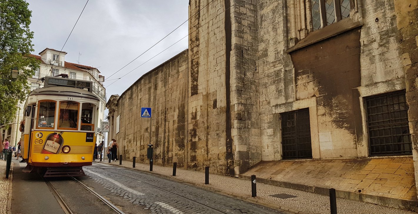 28-trikken i Alfama, Lisboa, Portugal