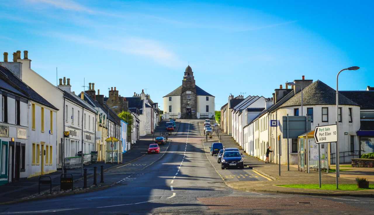 Gate i Bowmore med tradisjonelle hus