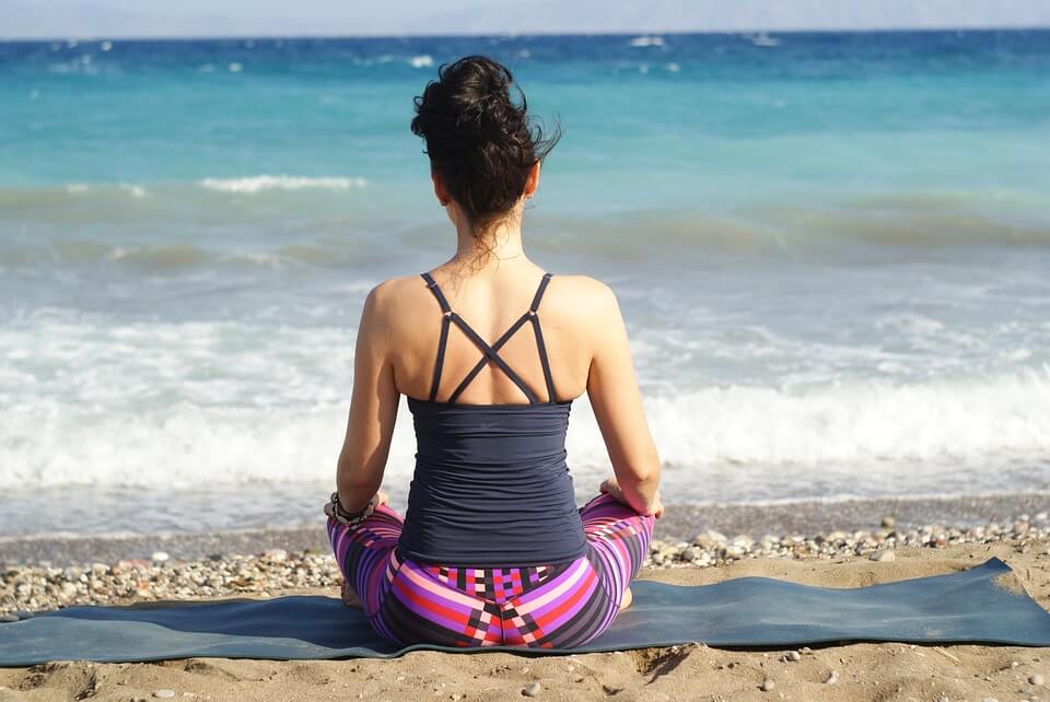 Yoga utendørs på en strand