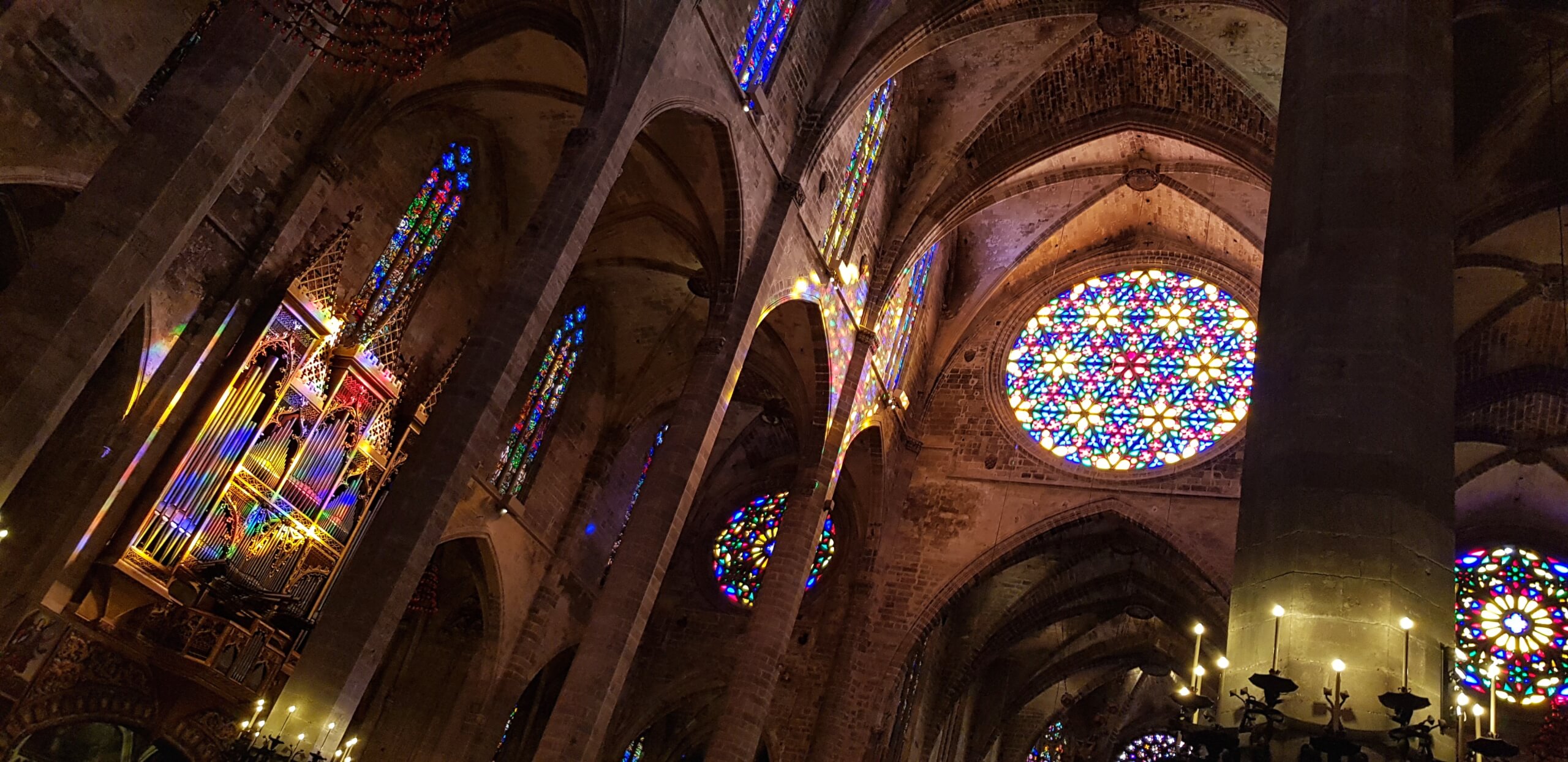 Inne i Catedral de Mallorca i Palma