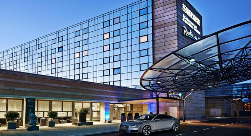 Fasadebilde av Radisson Blu Hotel Scandinavia i Århus, ved inngangspartiet