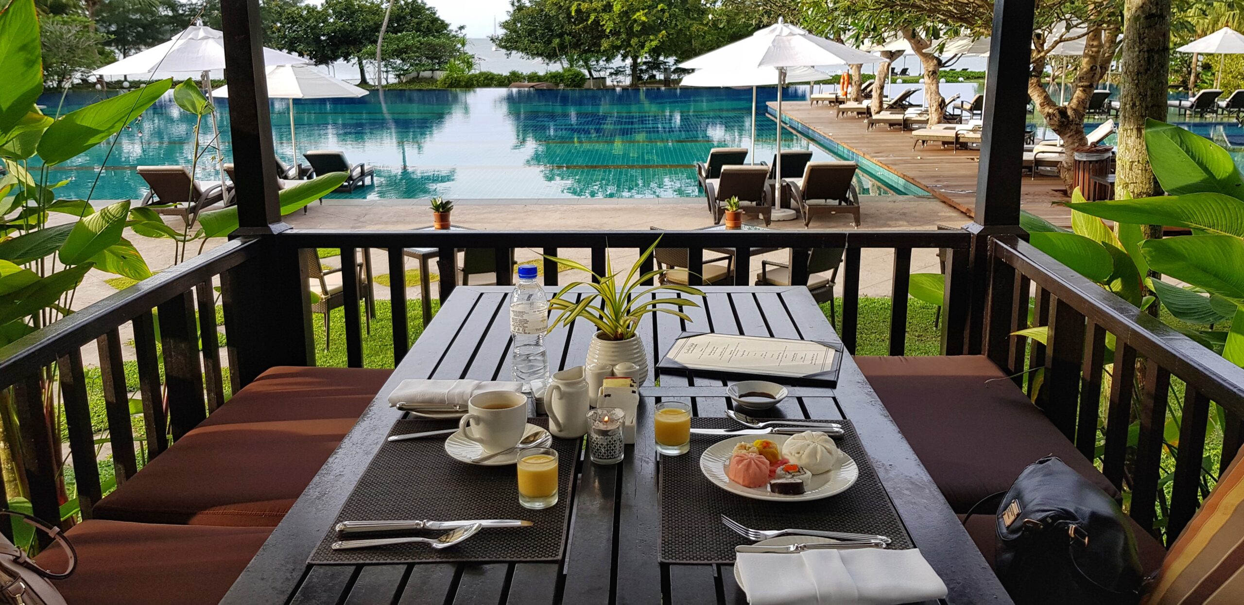 Frokost på terrassen på The Danna Hotel