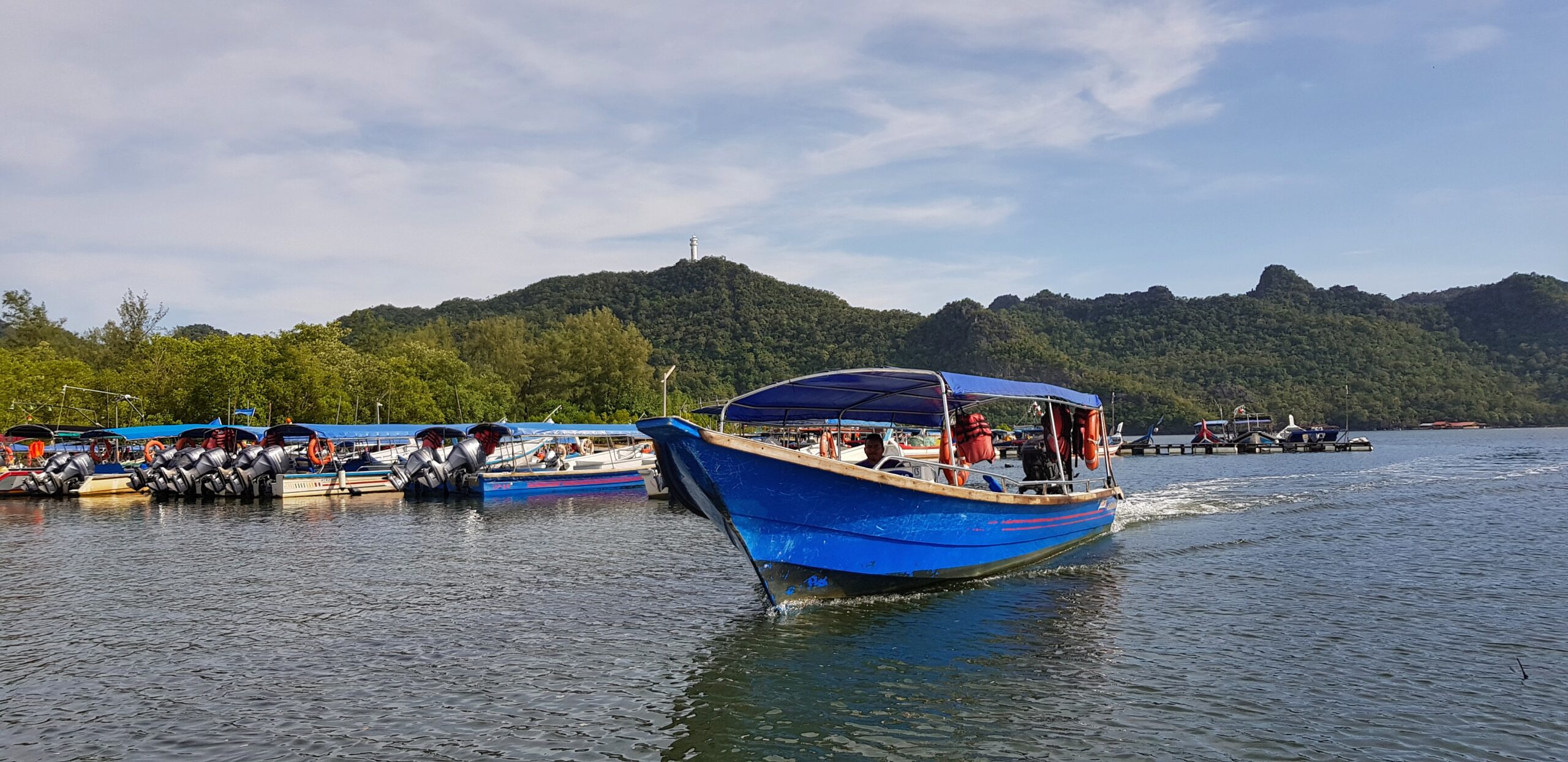 På tur med longtail-boat på Langkawi