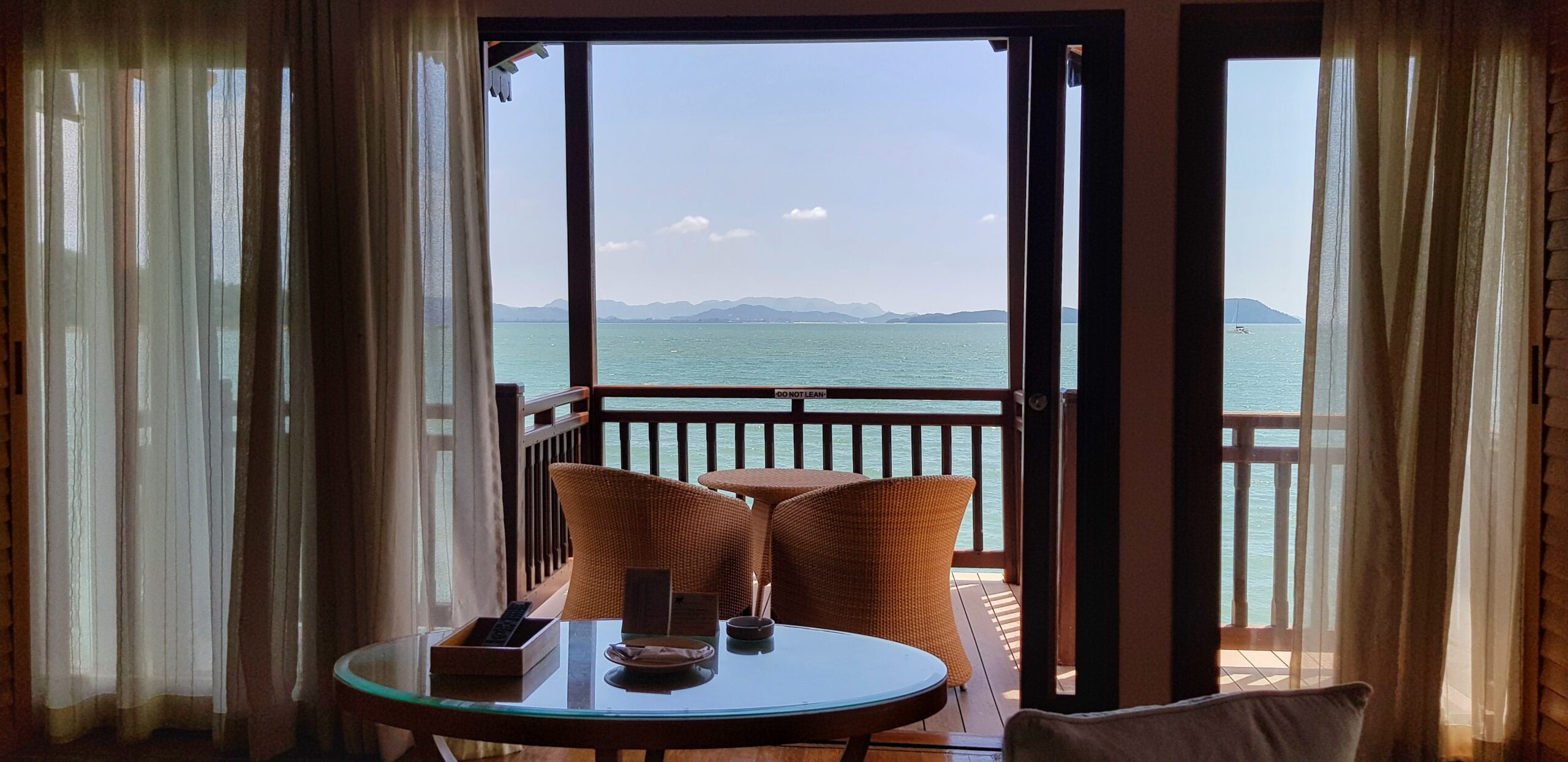 Utsikten innefra i en villa over vann på Berjaya Langkawi Resort