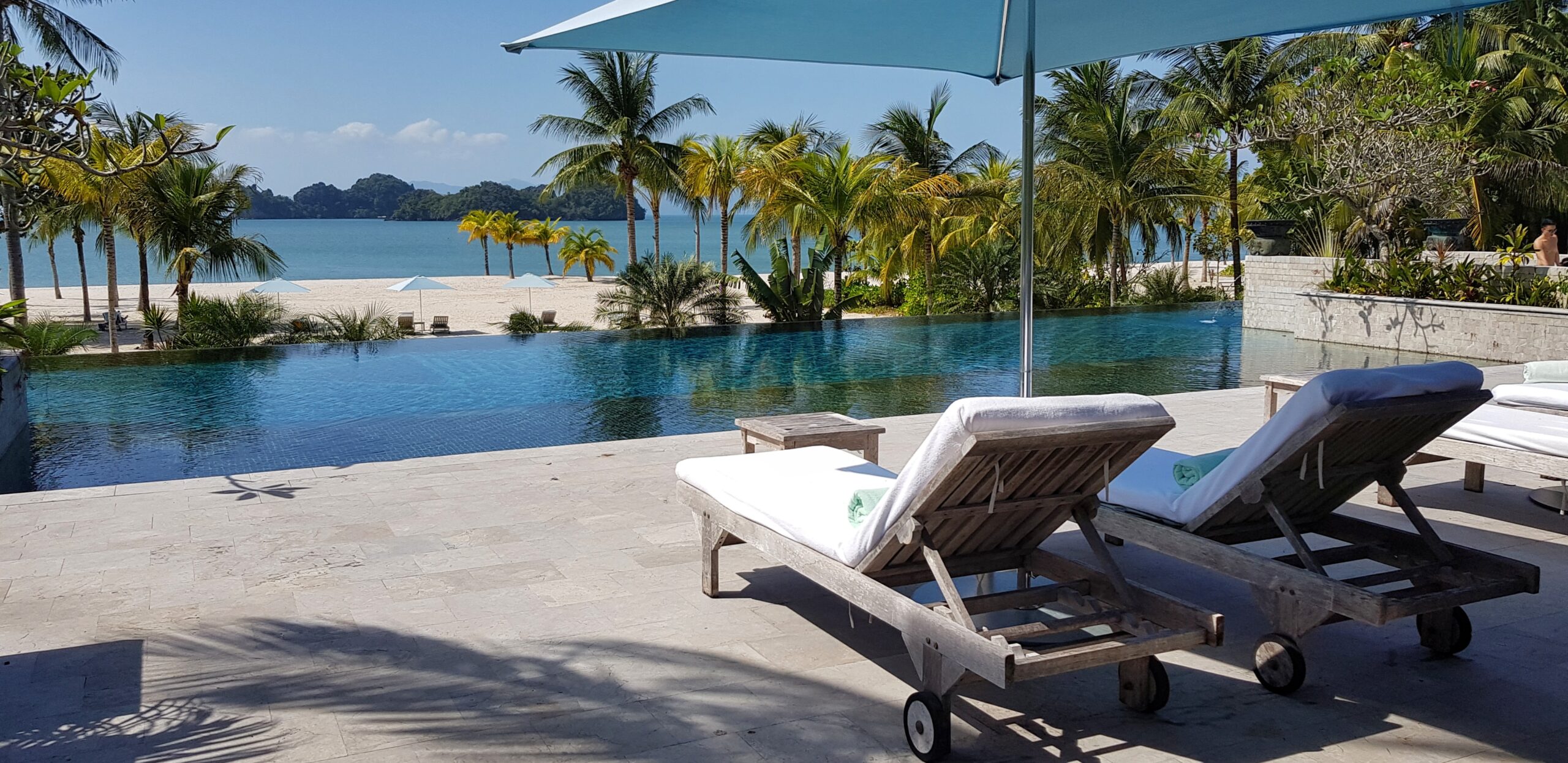 Solsenger ved bassenget på Four Seasons, Langkawi