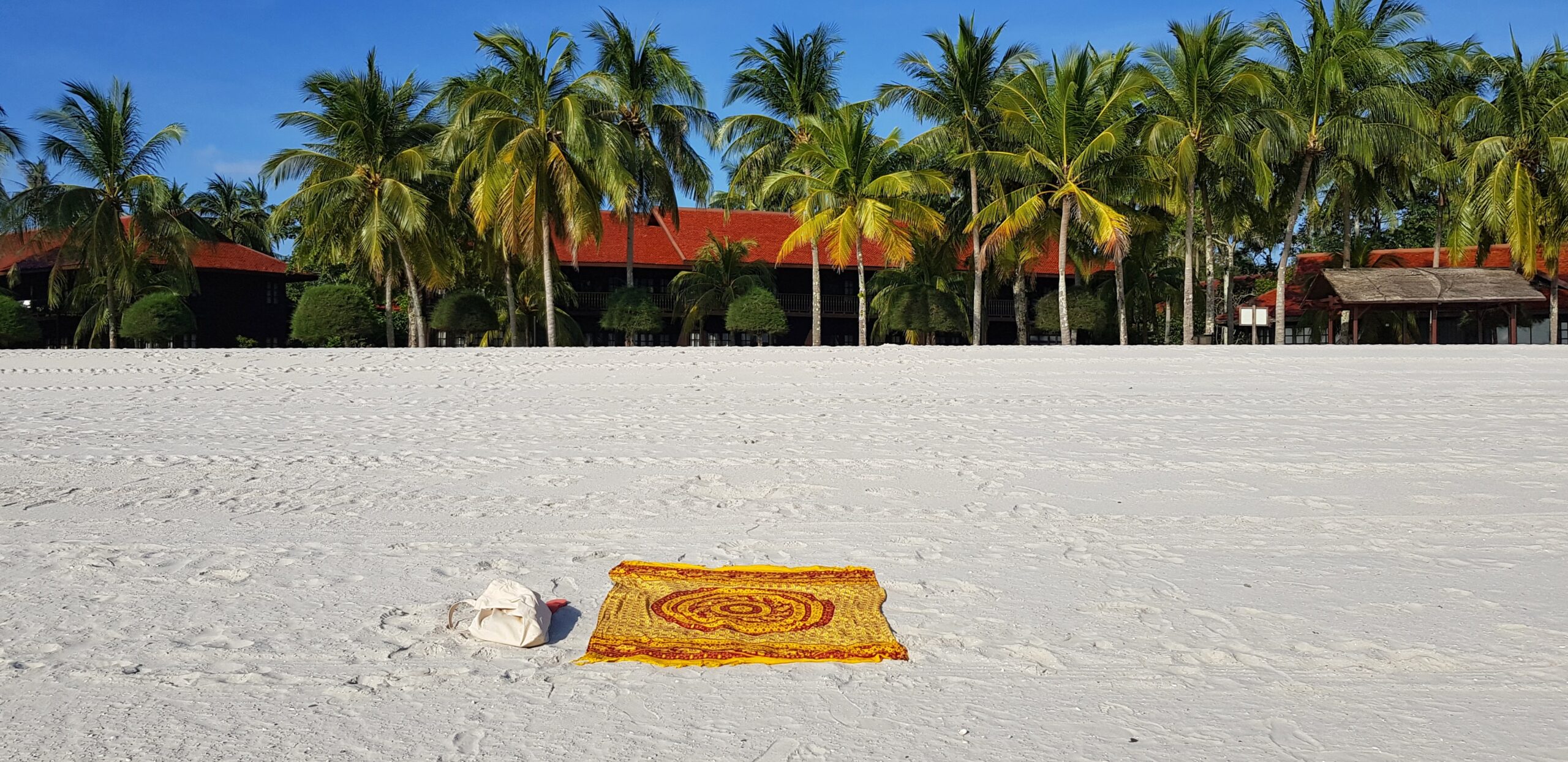 Stranden nedenfor Meritus Pelangi Beach Resort & Spa