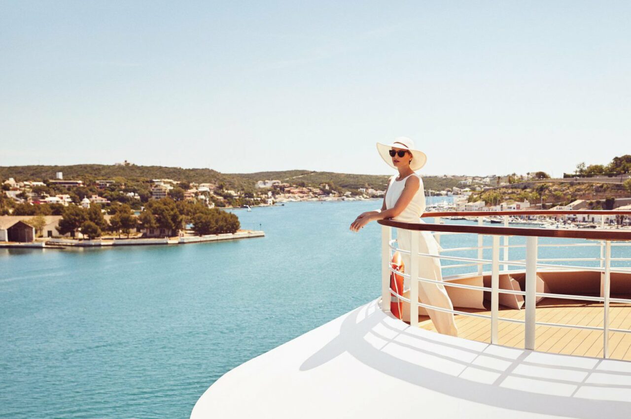 Kvinne nyter utsikten fra Observation Bar på Seabourn