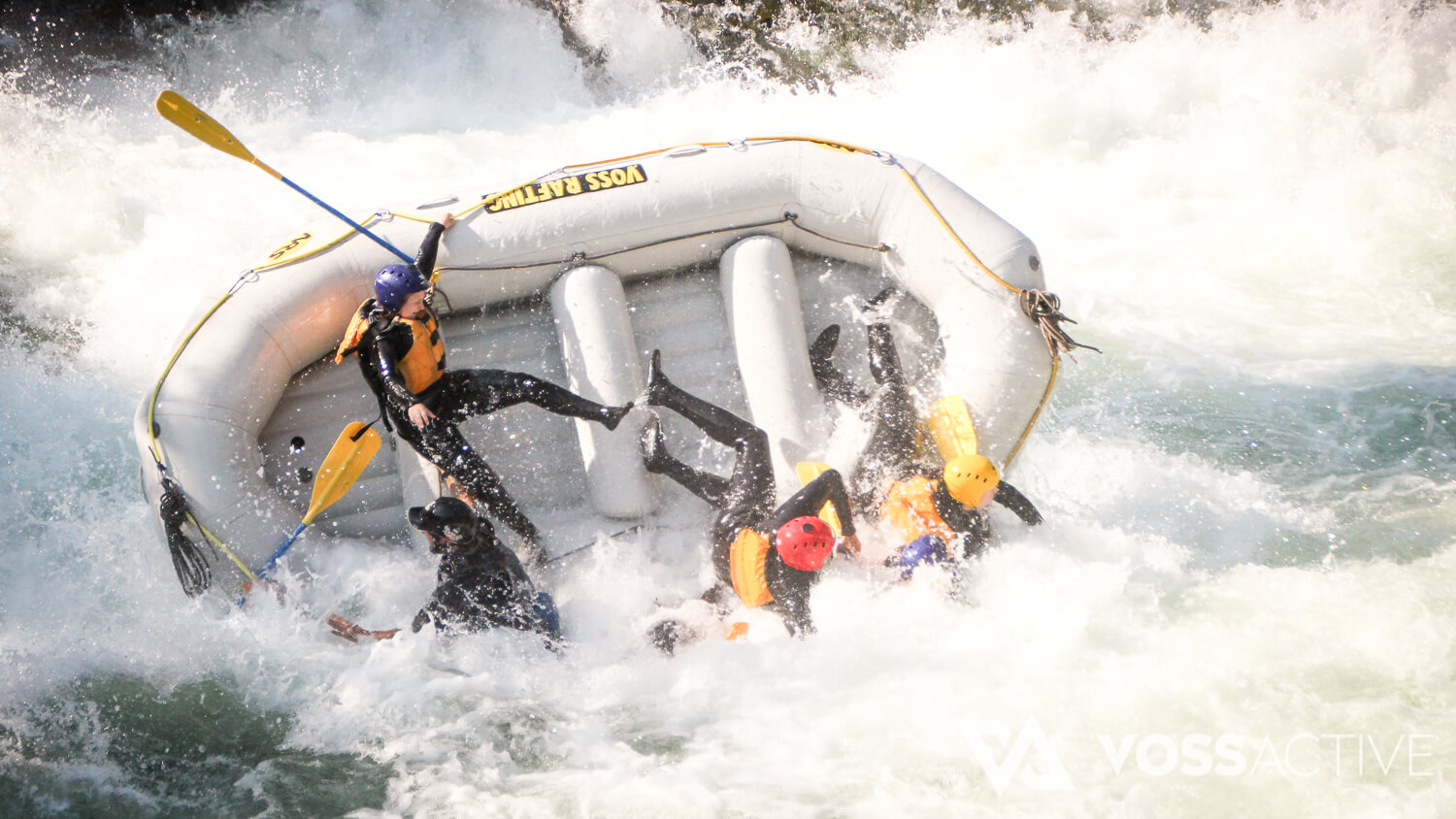 Personer som faller ut av båten under rafting