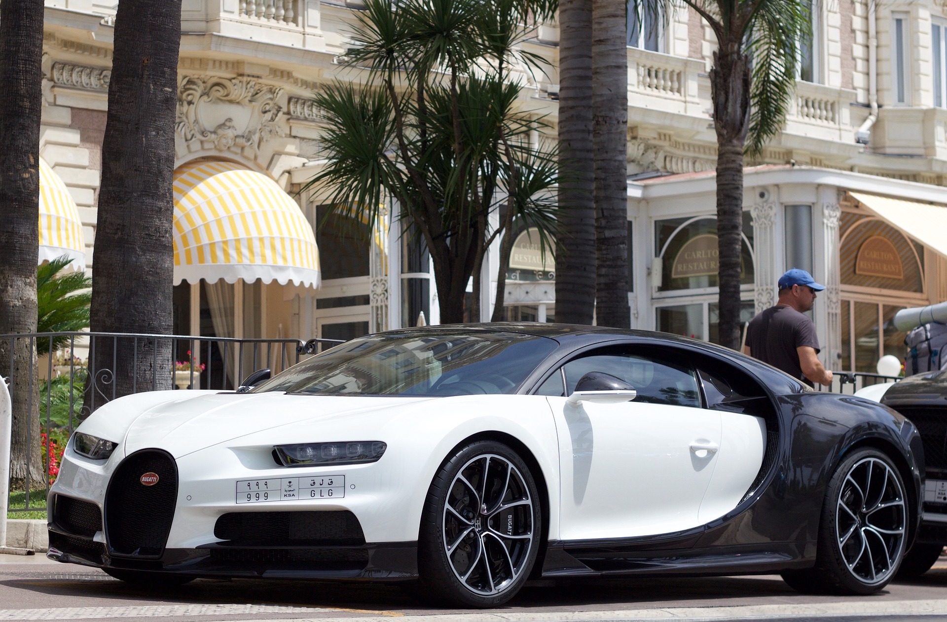 Bugatte langs veien i Cannes