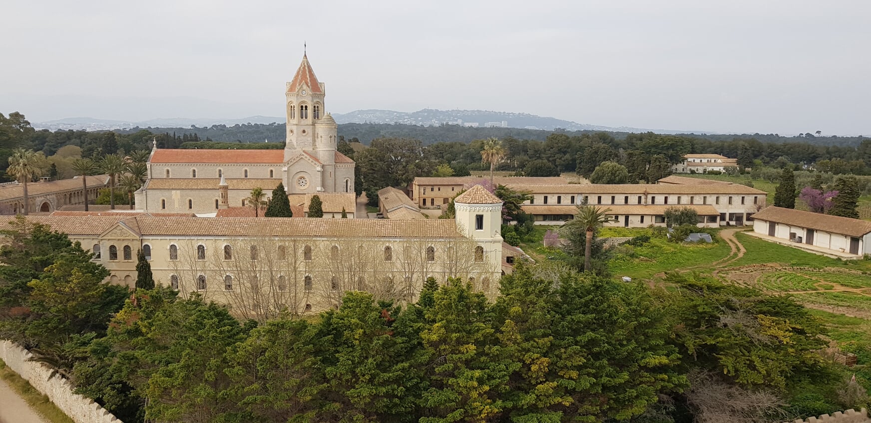 Utsiktsbilde til klosteret over St Honorat Island