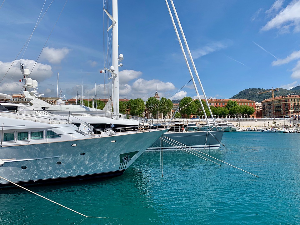 Yacht på havnen i Nice