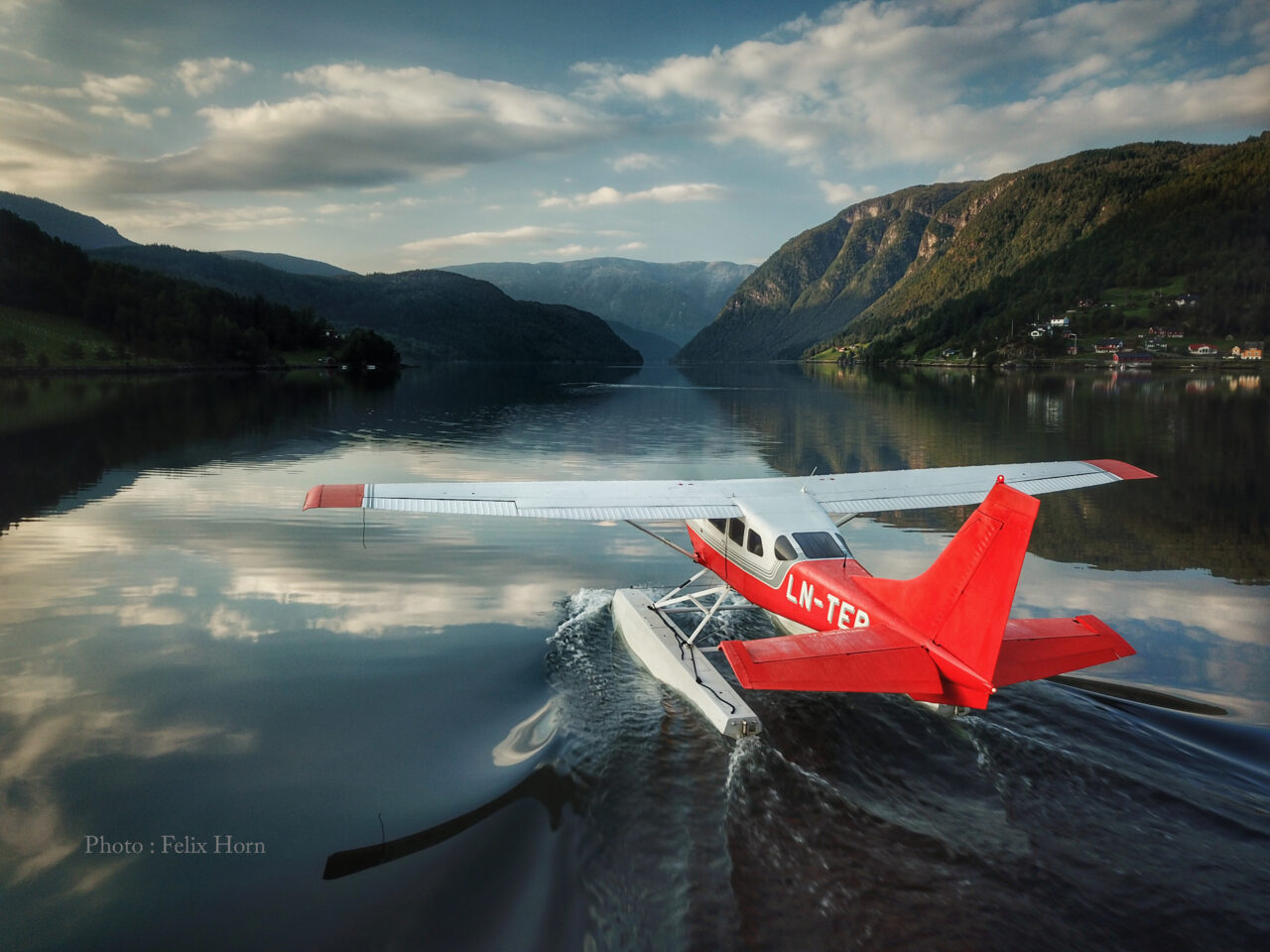 Sjøfly klar til avgang med utsikt til sjø og fjell