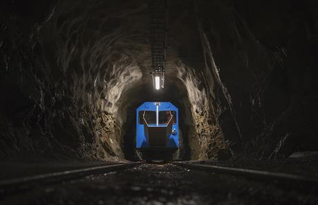 Vogntog i en trang tunnel i mørket