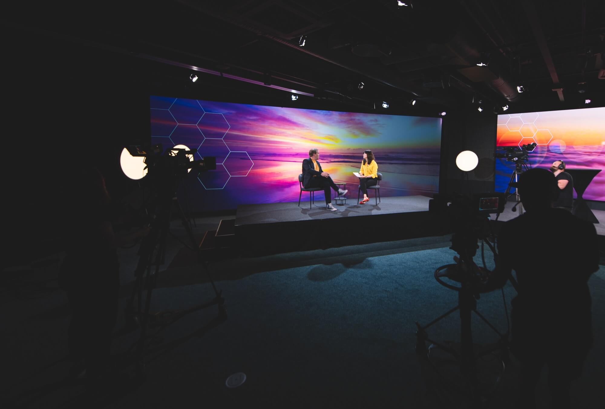 Digitalt arrangement i studio med programleder og gjest på scenen