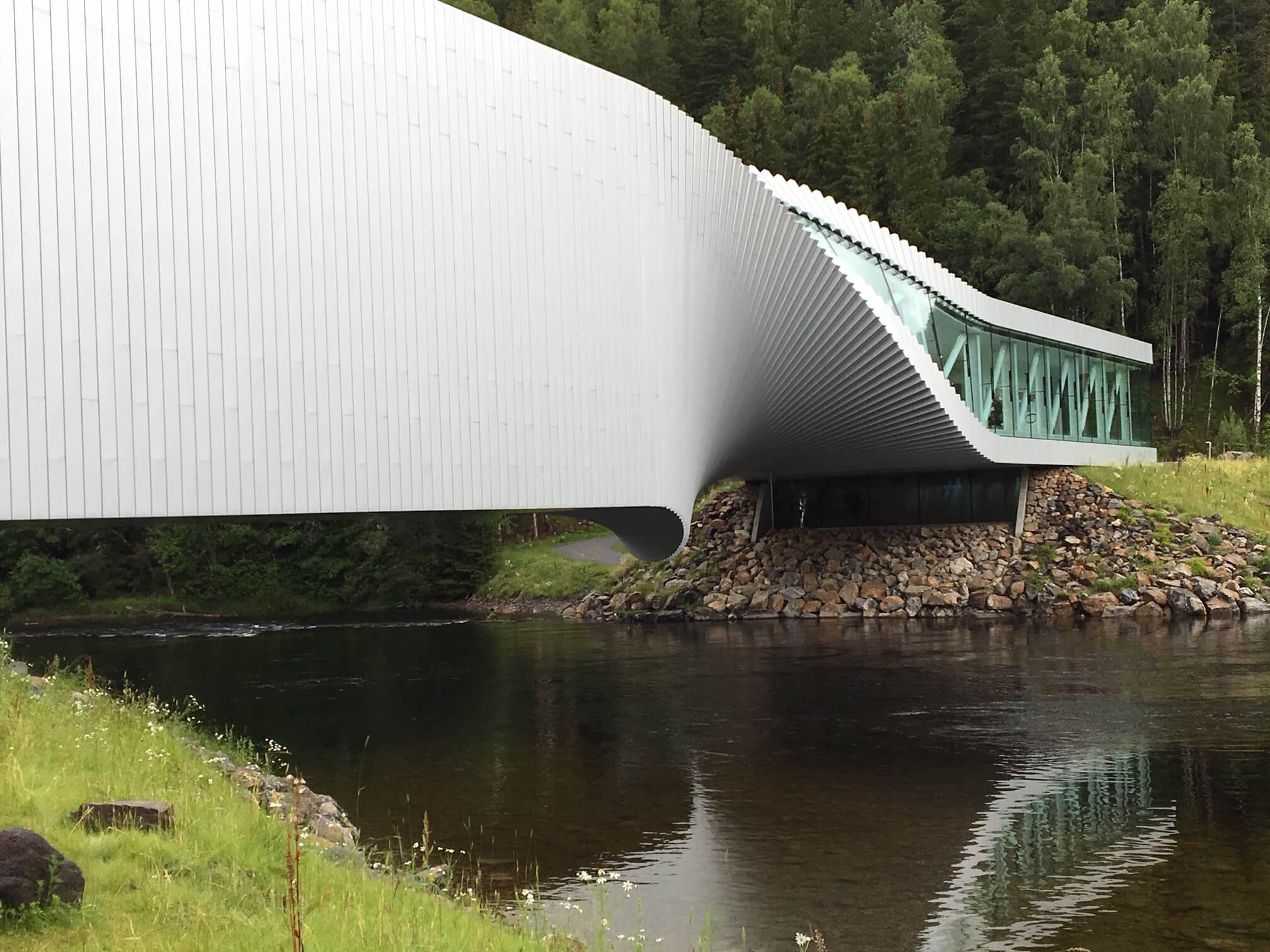 Hvit betongbygning som vrir seg rundt. Foto