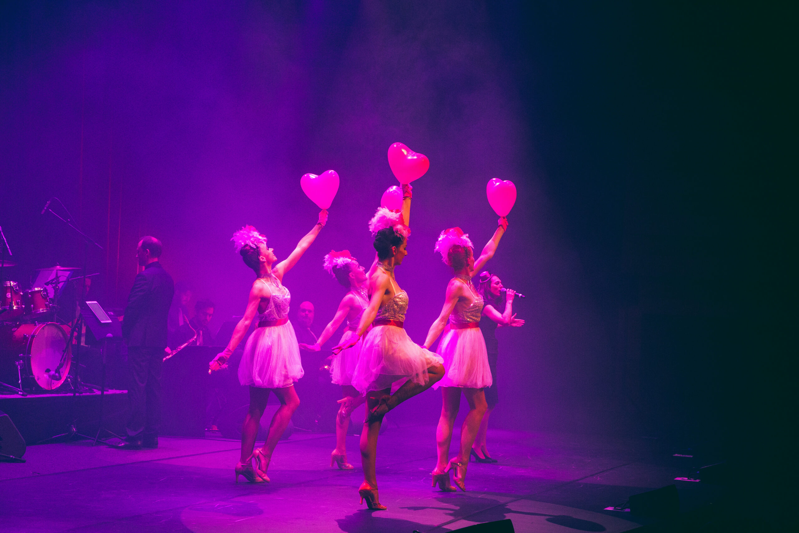 Fire damer danser på scenen i teateret om bord på et Azamara-skip. Foto.