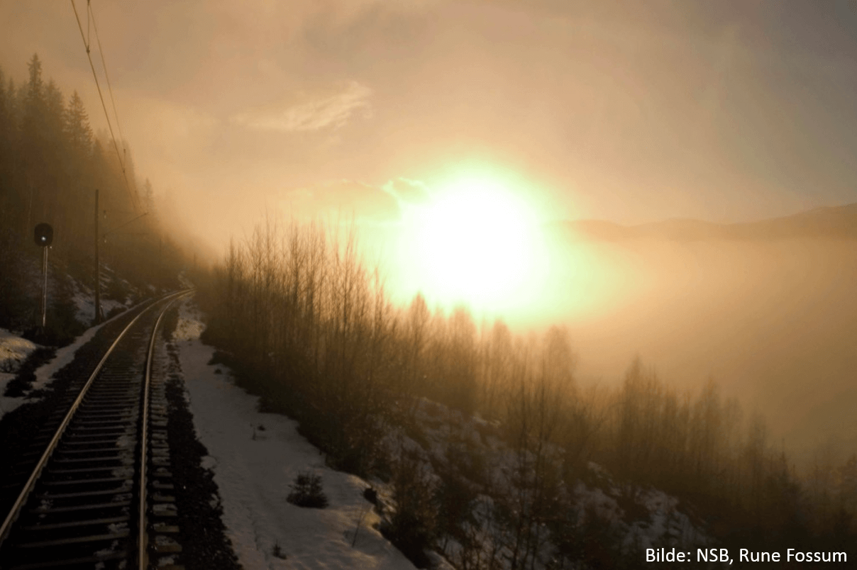 Togskinner i solnedgang