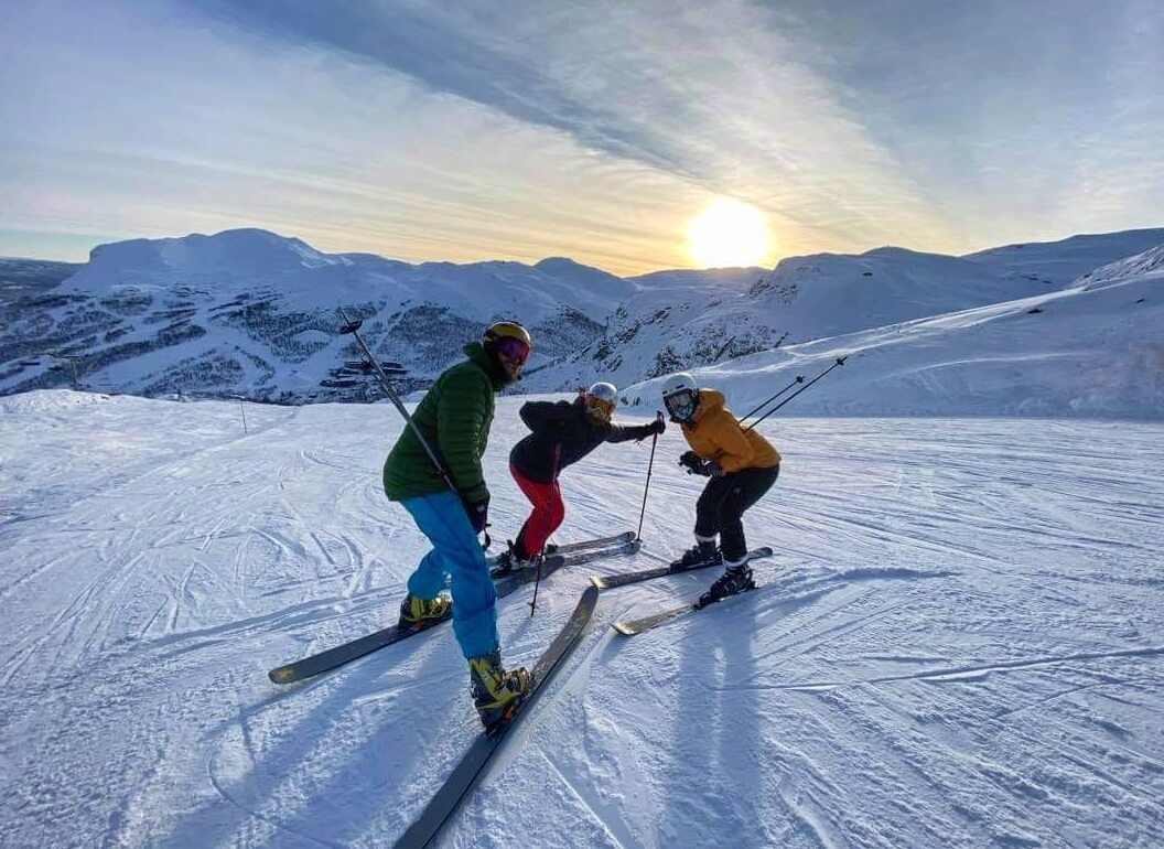 Tre skikjørere i bakken, Hemsedal