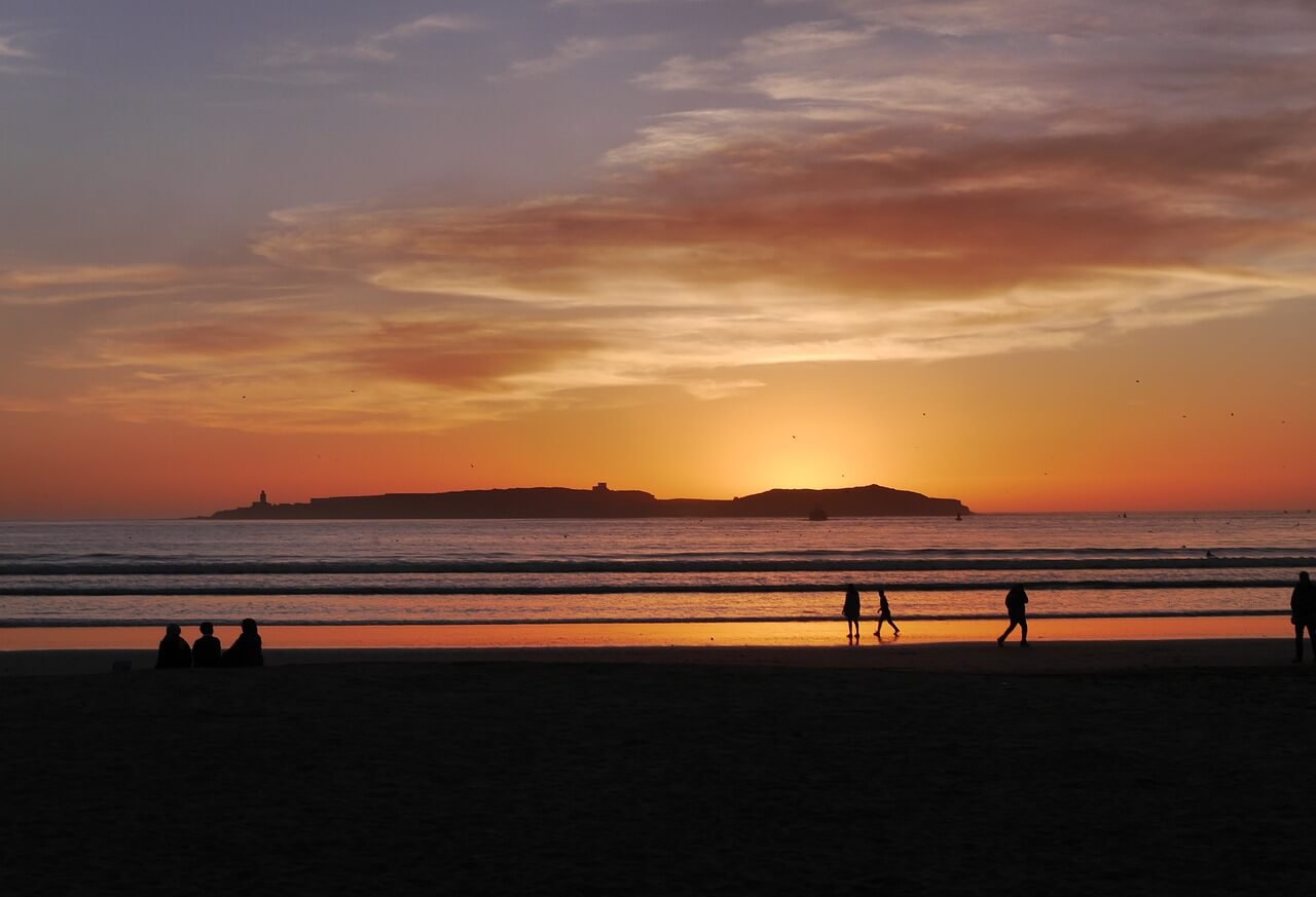 Solnedgang på stranden i Essaouira