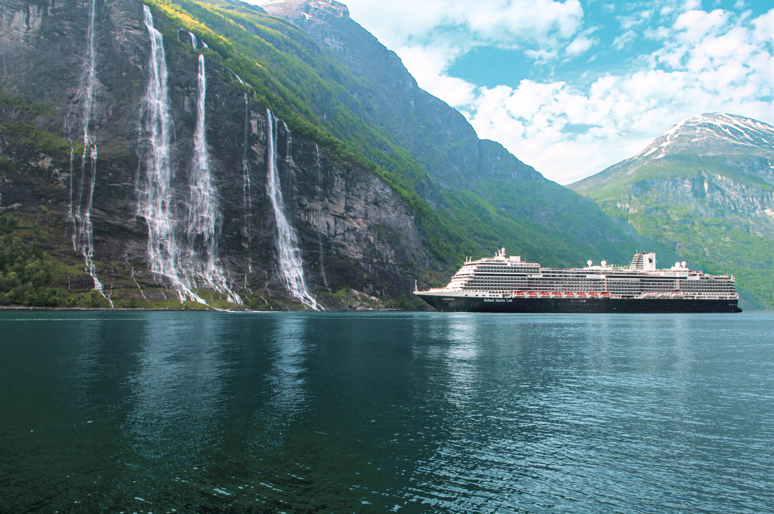 Holland America Line på cruise i Geiranger