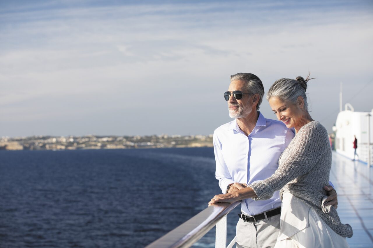 Et par på dekk om bord Regent Seven Seas