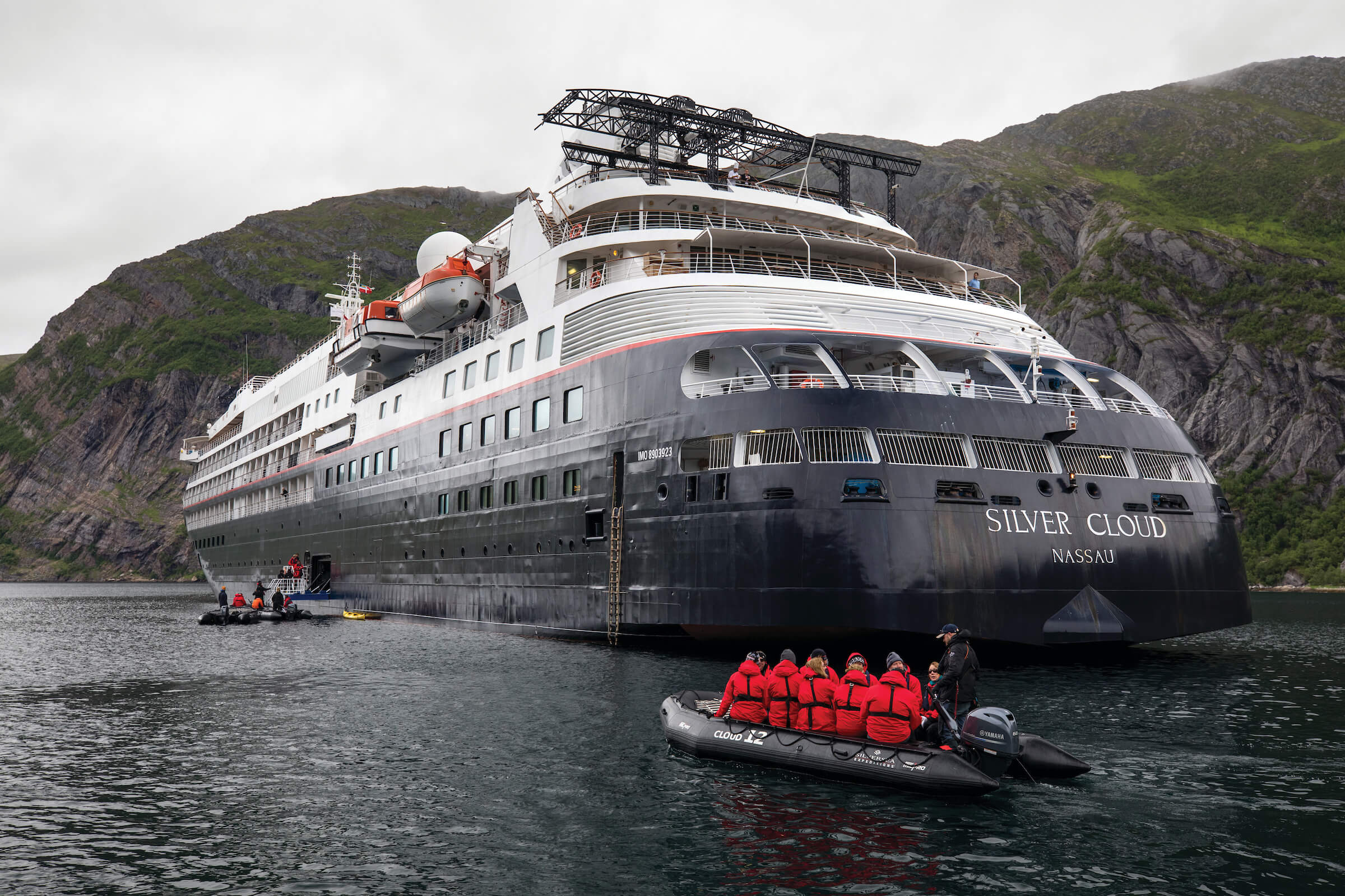 Silver Cloud på ekspedisjon på Svalbard, med en RIB-båt full av cruisegjester i forgrunnen. Foto.