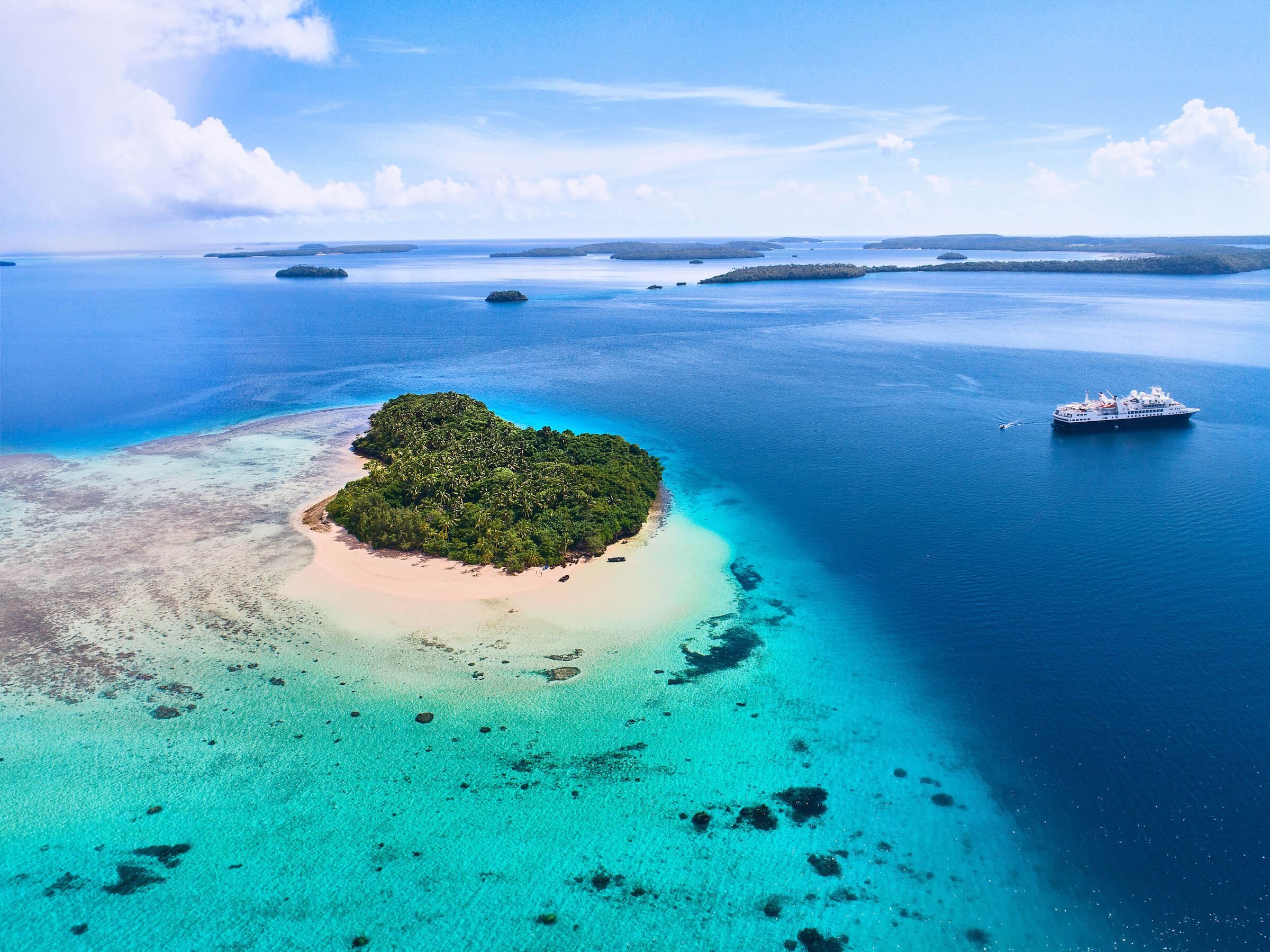 Ekspedisjonsskipet Silver Explorer ligger på tender utenfor Naku Island, Tonga. Foto.