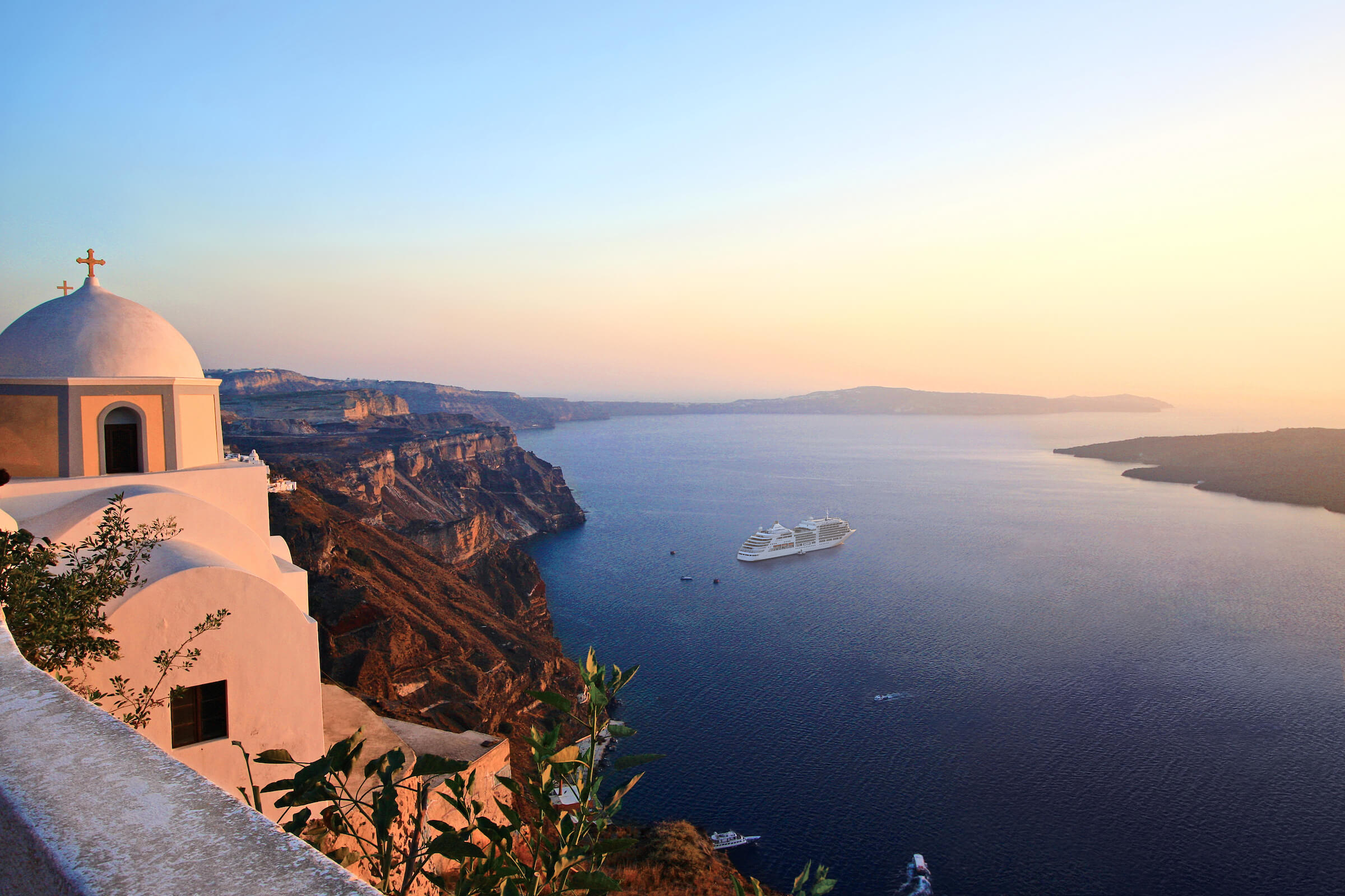 Silversea i Santorini med vakker solnedgang i bakgrunnen