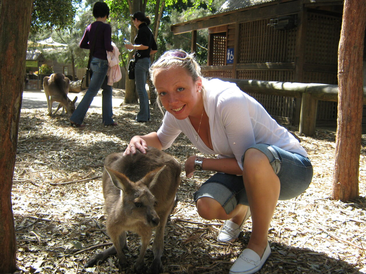Carina sammen med en kenguru i Australia