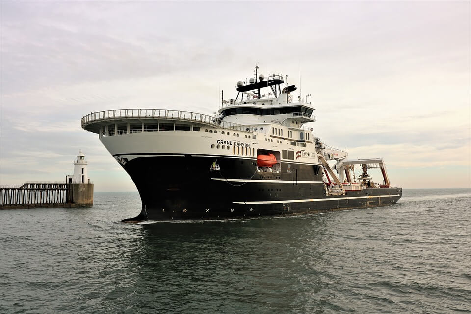 Offshore båt på vei mot havnen