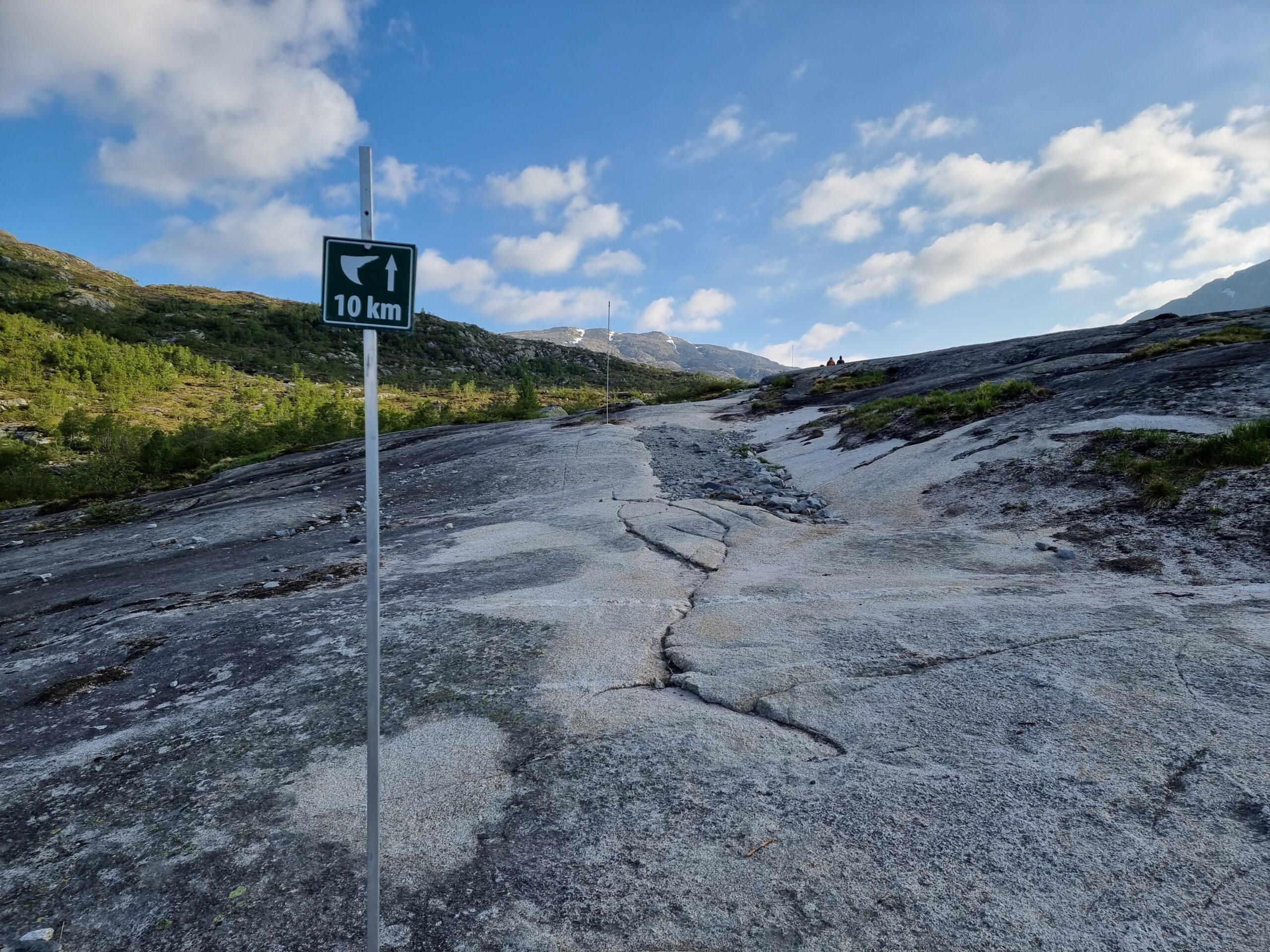 Skilt som viser 10 km til Trolltunga