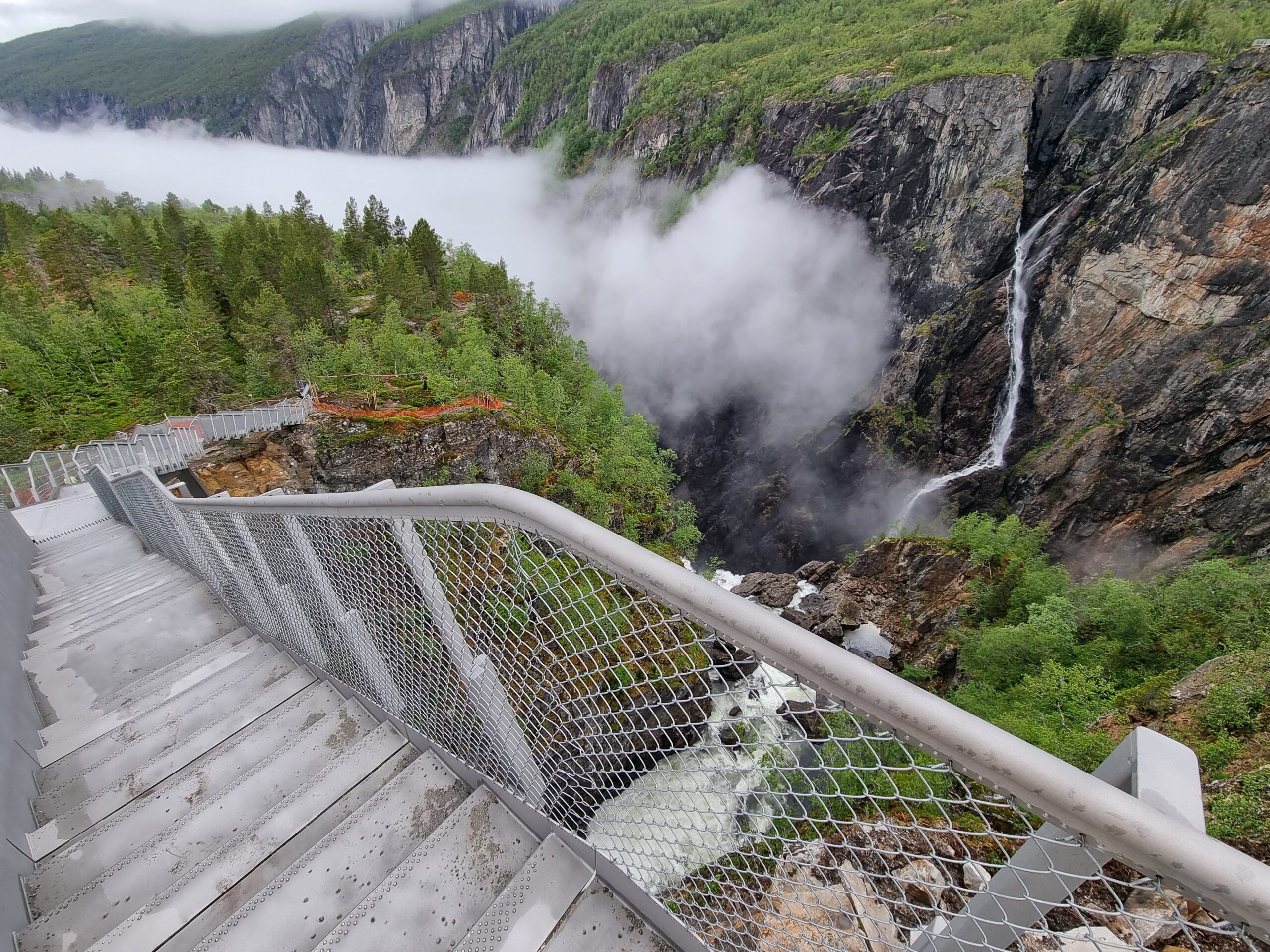 På vei over gangbroen på Vøringsfossen