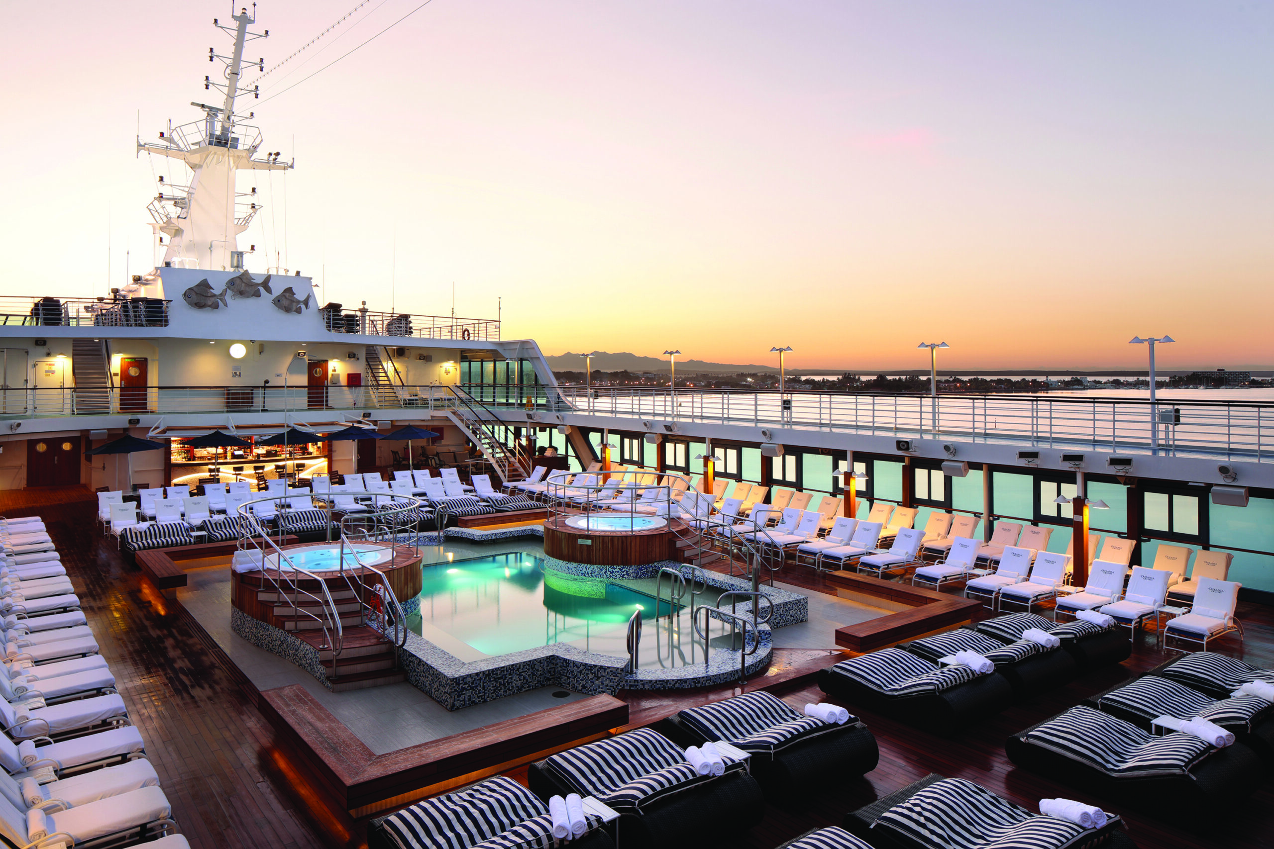 Bassengdekket om bord på Sirena, Oceania Cruises.