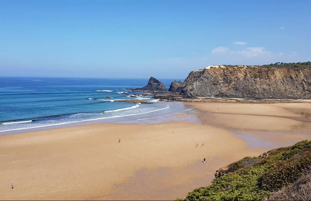 Stor sandstrand på Algarvekysten i Portugal