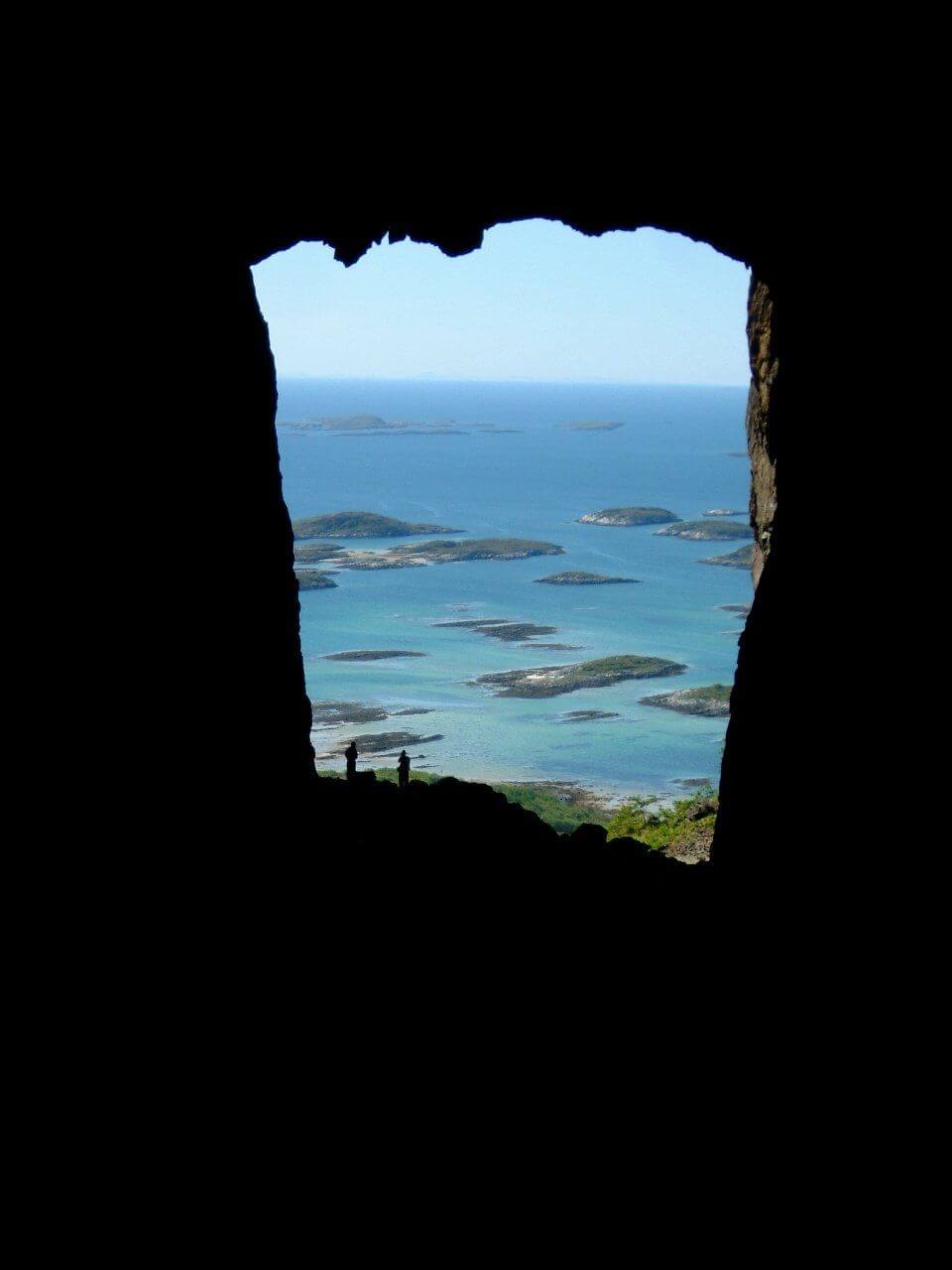 Utsikt utover havet gjennom Torghatten