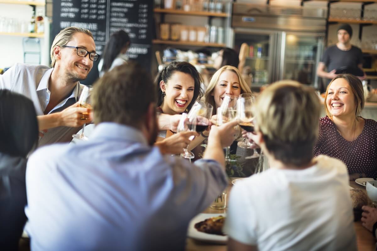 Gode venner koser seg på restaurant