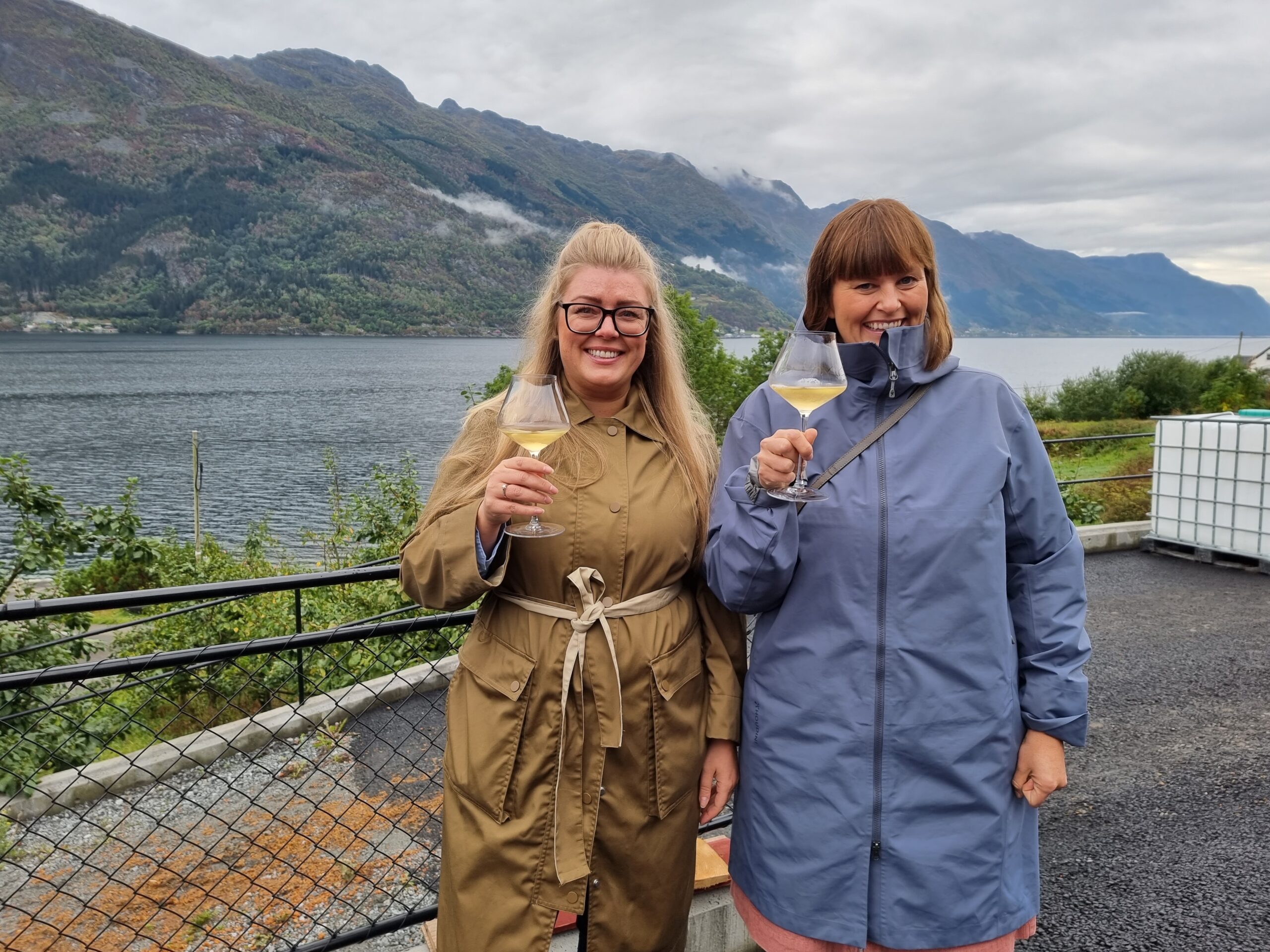 Kathrine og Linda fra Berg-Hansen på sidersmaking