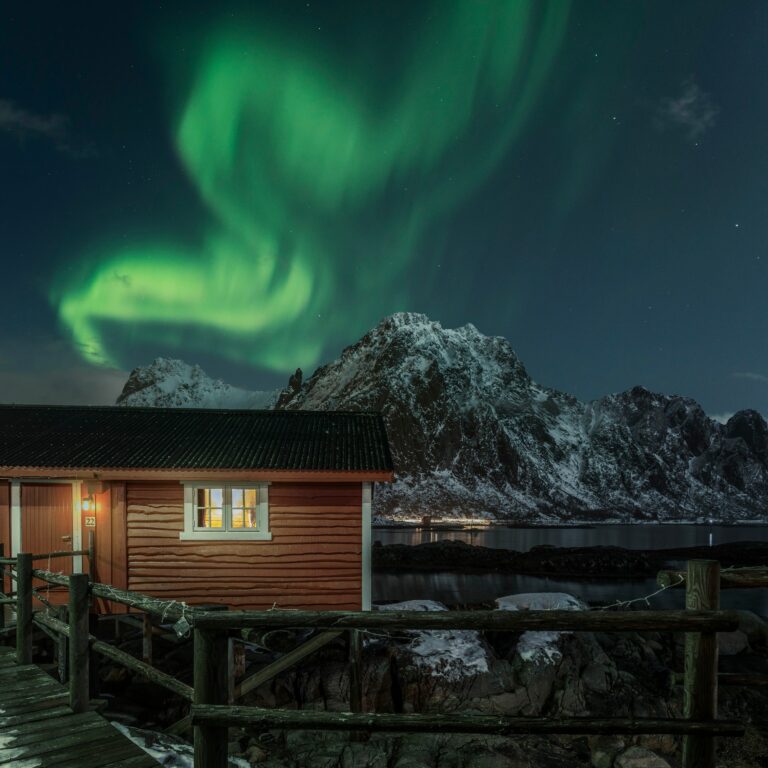 Aurora over Svinøya i Lofoten