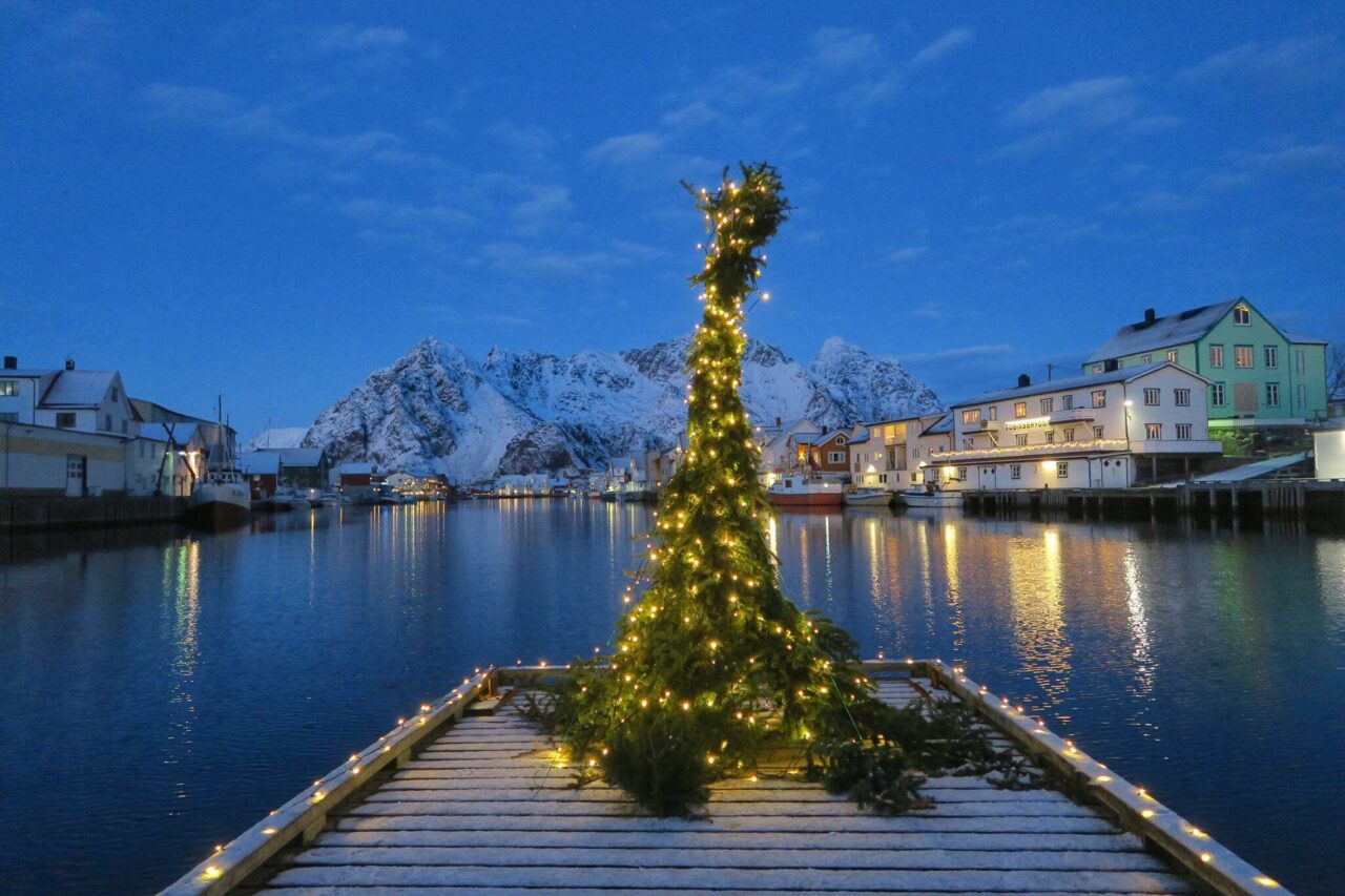 Juletre på brygga i Henningsvær