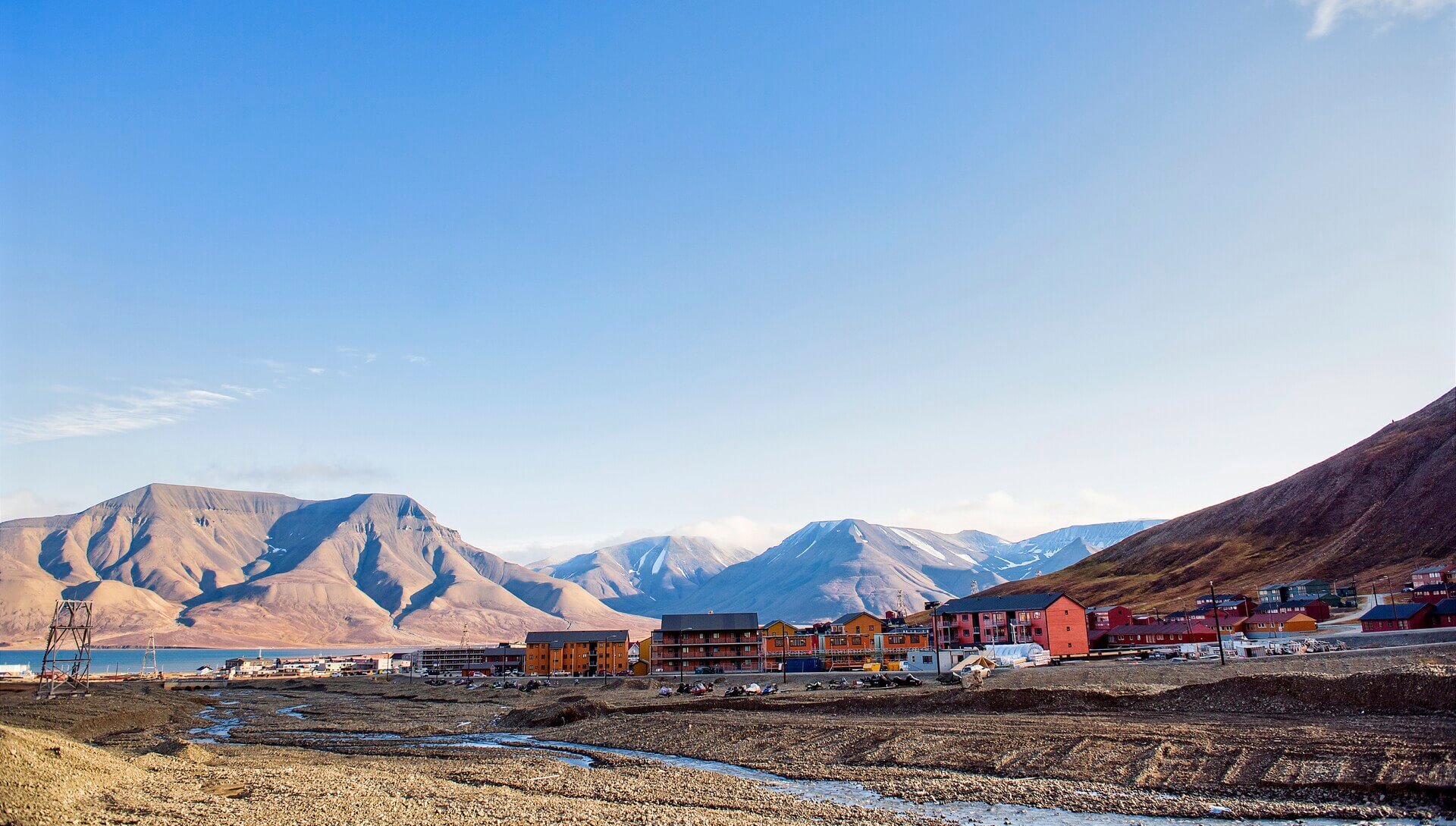 Longyearbyen bader i vakkert sollys på høsten