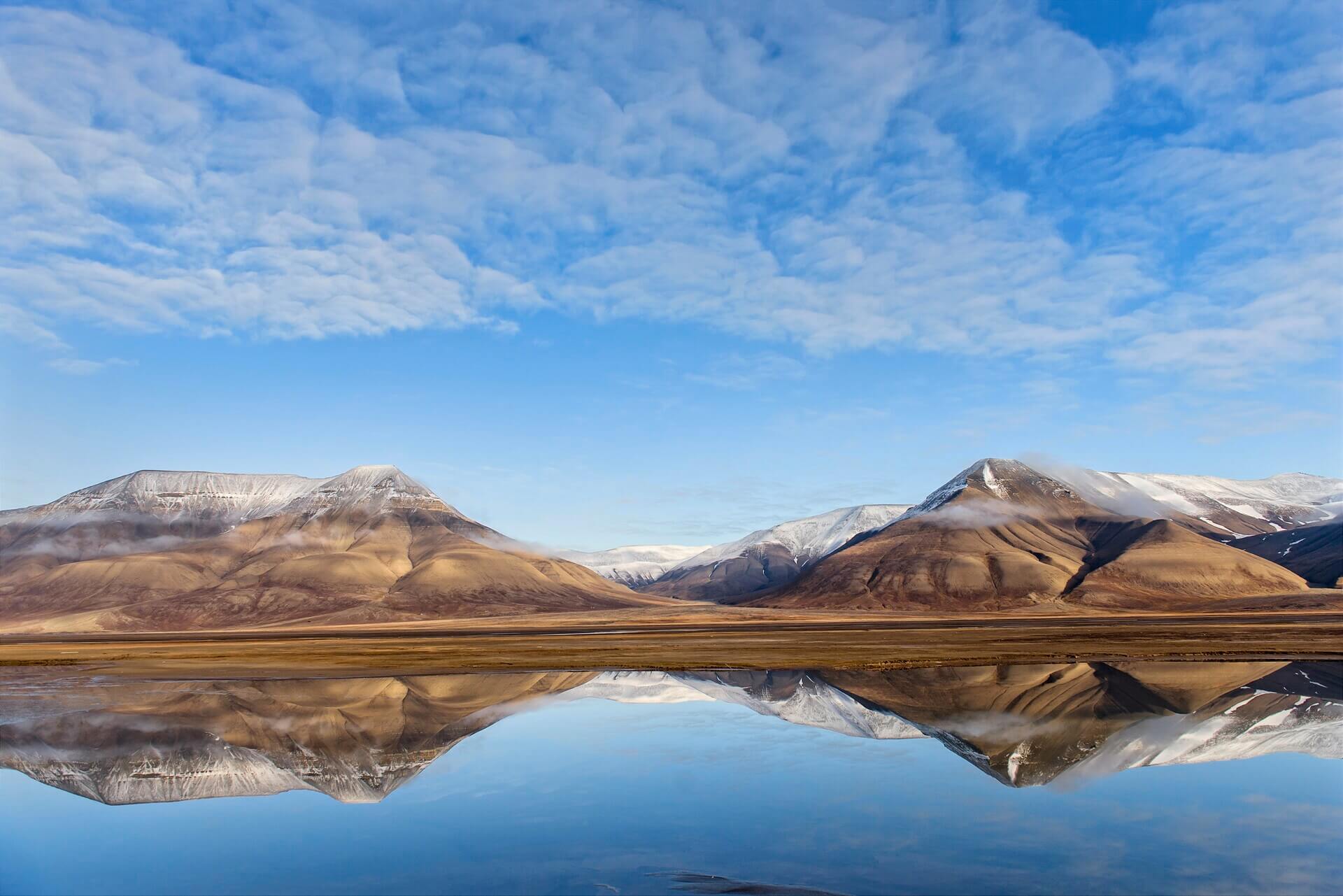 Fjell med snødryss på toppen i Longyearbyen