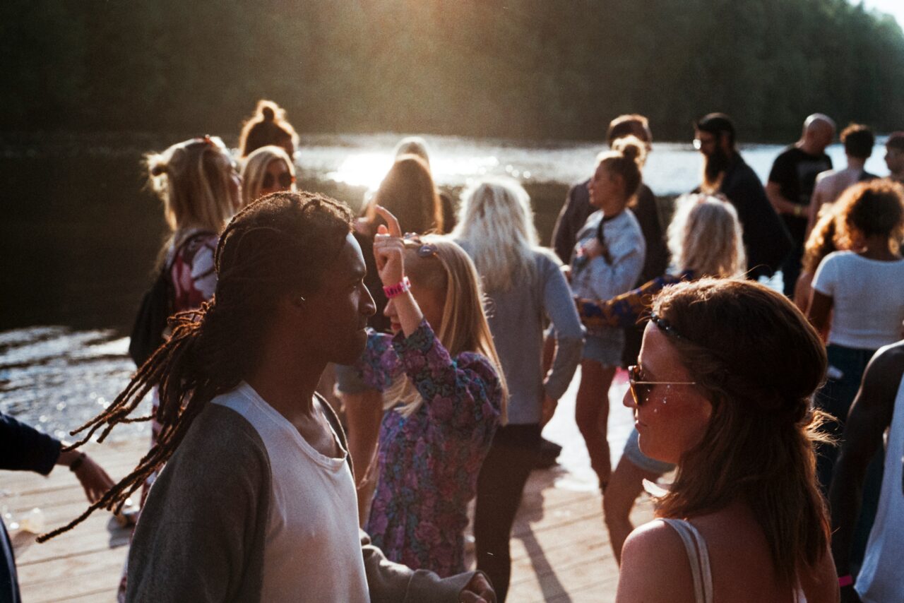 Mennesker samlet ute på en brygge en sommerkveld