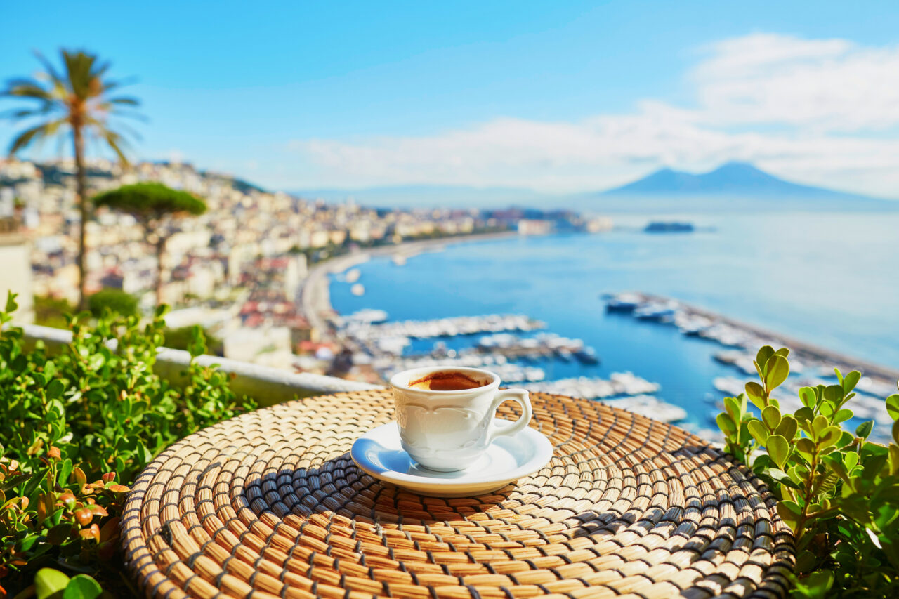 Kaffe med utsikt over Napoli, Italia.