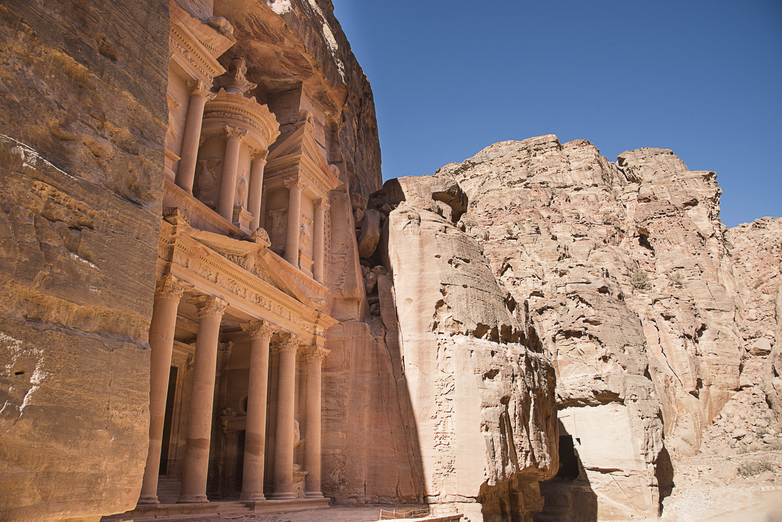 Søyler hugget inn i det røde fjellet i byen Petra i Jordan