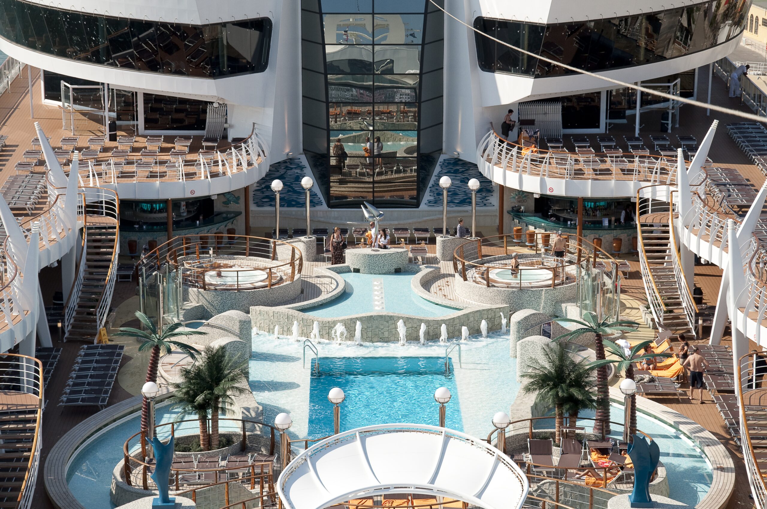 Svømmebasseng med solsenger rundt om bord cruiseskipet MSC Splendida