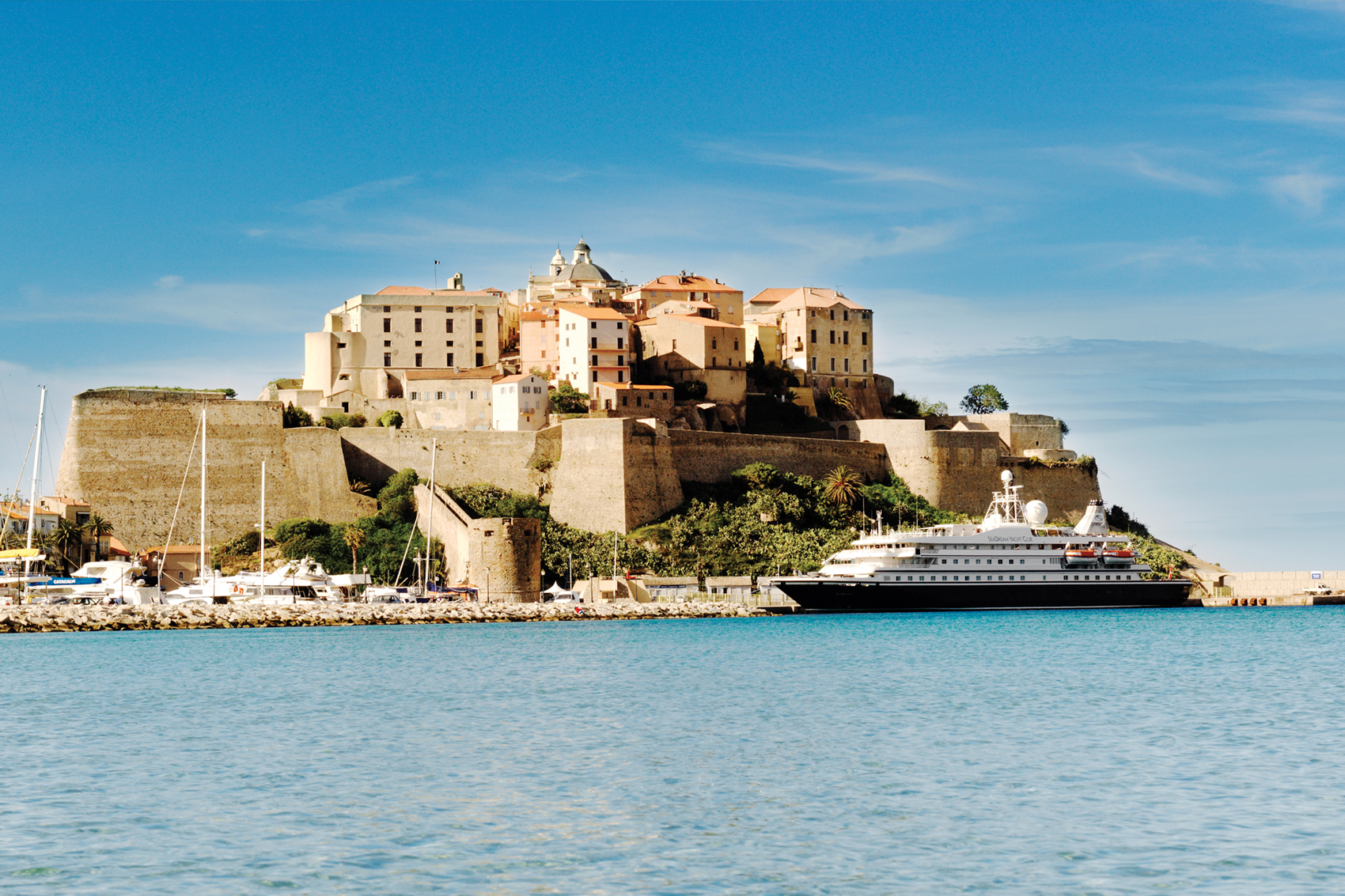Cruiseskipet SeaDream ligger til kai ved en liten havn ved navn Bonifacio