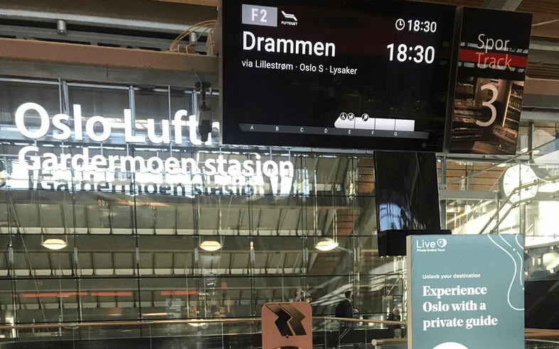 Antibac-stasjon på vei ned til perrongen på Oslo Lufthavn