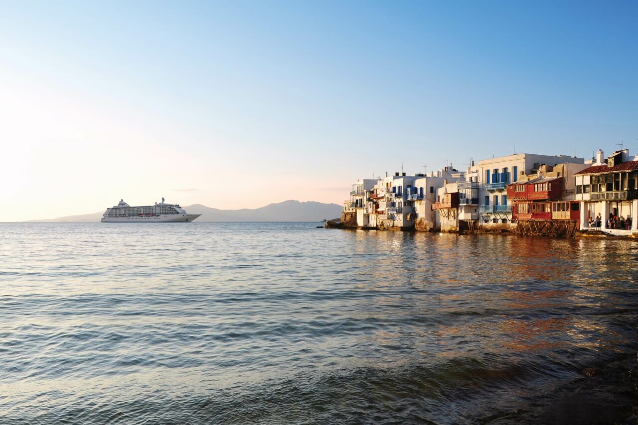Seven Seas Voyager på svai utenfor Mykonos, Hellas.